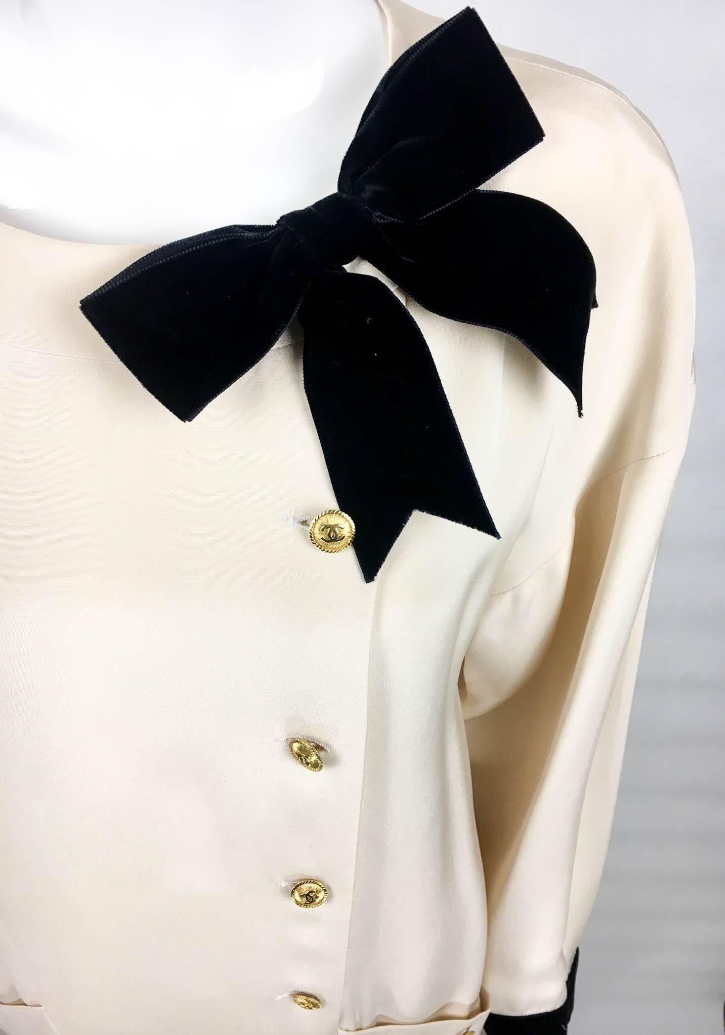 Chanel Champagne Silk Dress With Black Velvet Cuffs and Bow - 1980s For Sale 3