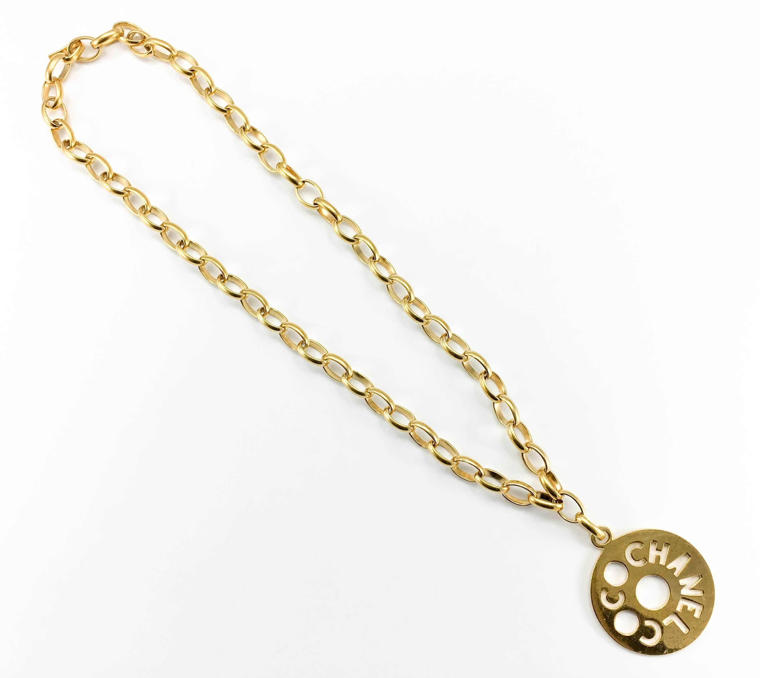 Chanel Chunky Gold-Tone 'Coco Chanel' Disk Pendant Chain Necklace - 1970's In Excellent Condition In London, Chelsea