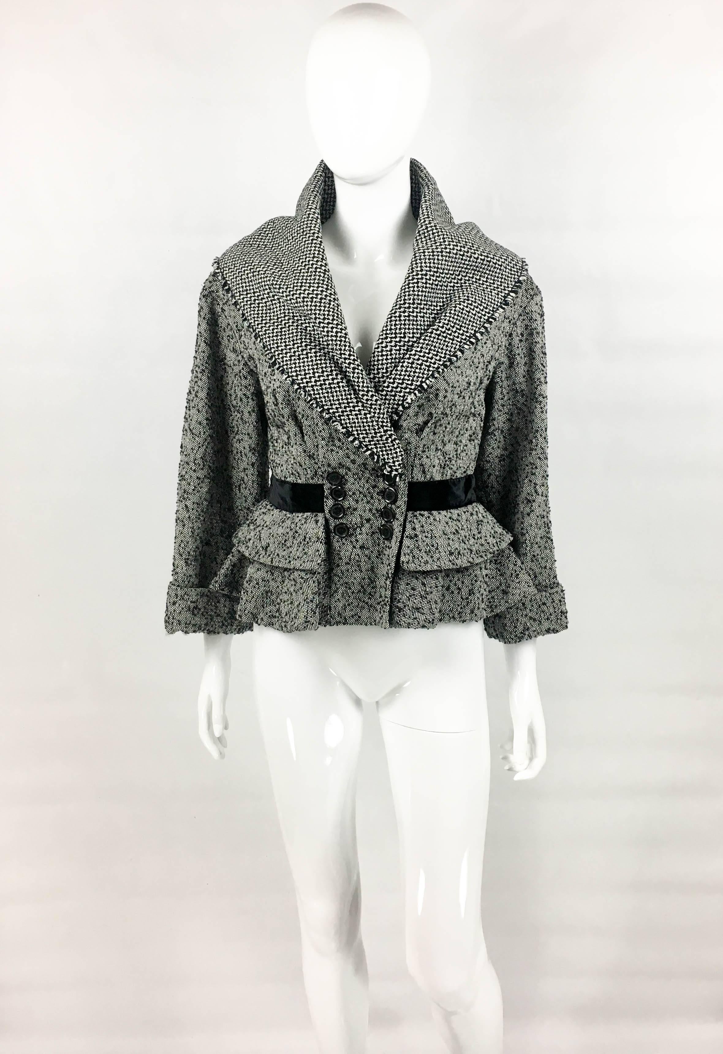 Striking Louis Vuitton Black and White Tweed Jacket. This fabulous jacket is from the Mark Jacobs’ era at Louis Vuitton. Made in black and white flacked wool and silk blend tweed, it features a dramatic collar draping over the shoulders.
