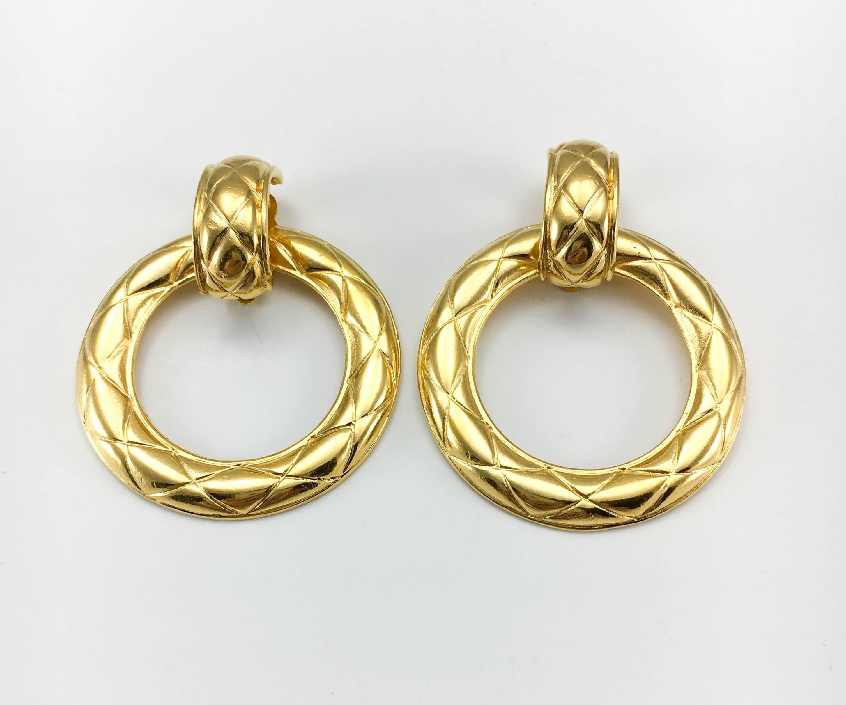 1980's Chanel Large Quilted Gold-Plated Hoop Earrings In Excellent Condition In London, Chelsea