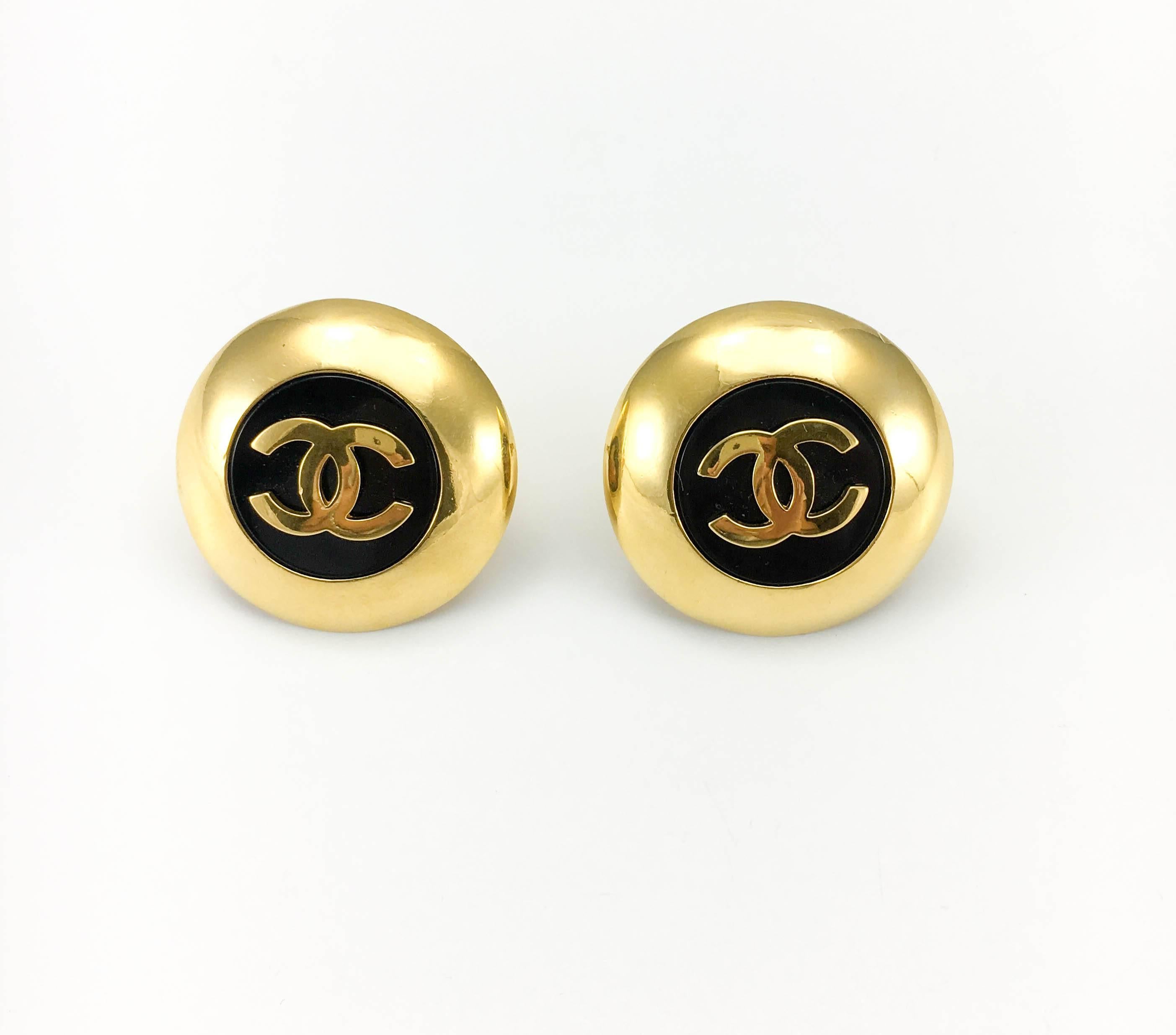 Gorgeous Vintage Chanel Logo Clip-On Earrings. These fabulous earrings by Chanel were created by super jewellery designer Victoire de Castellane for the 1989 collection. In gold-plated hardware, the round design features black resin in the centre