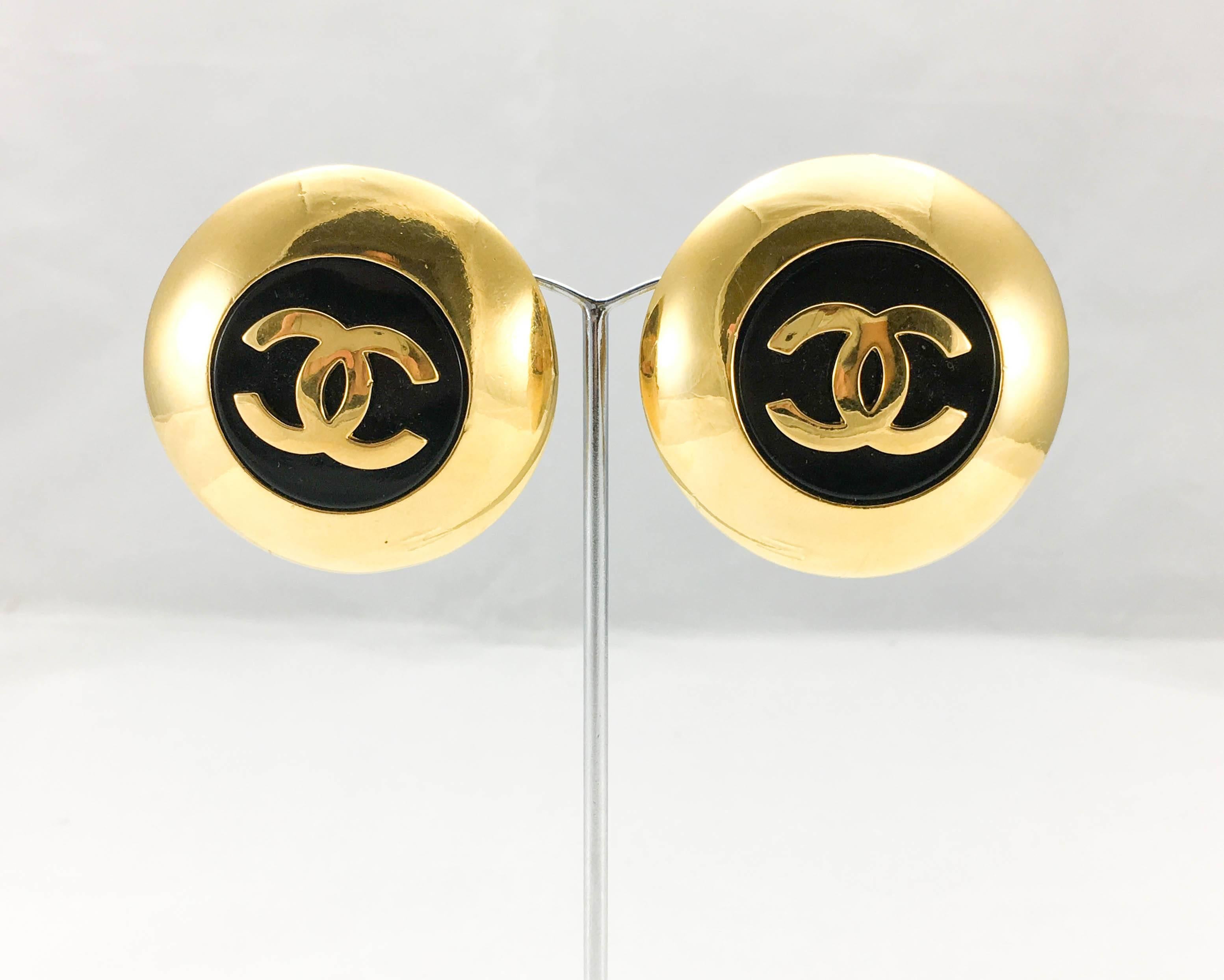 1989 Chanel Large Gold-Plated and Black Resin Round Logo Earrings In Excellent Condition In London, Chelsea