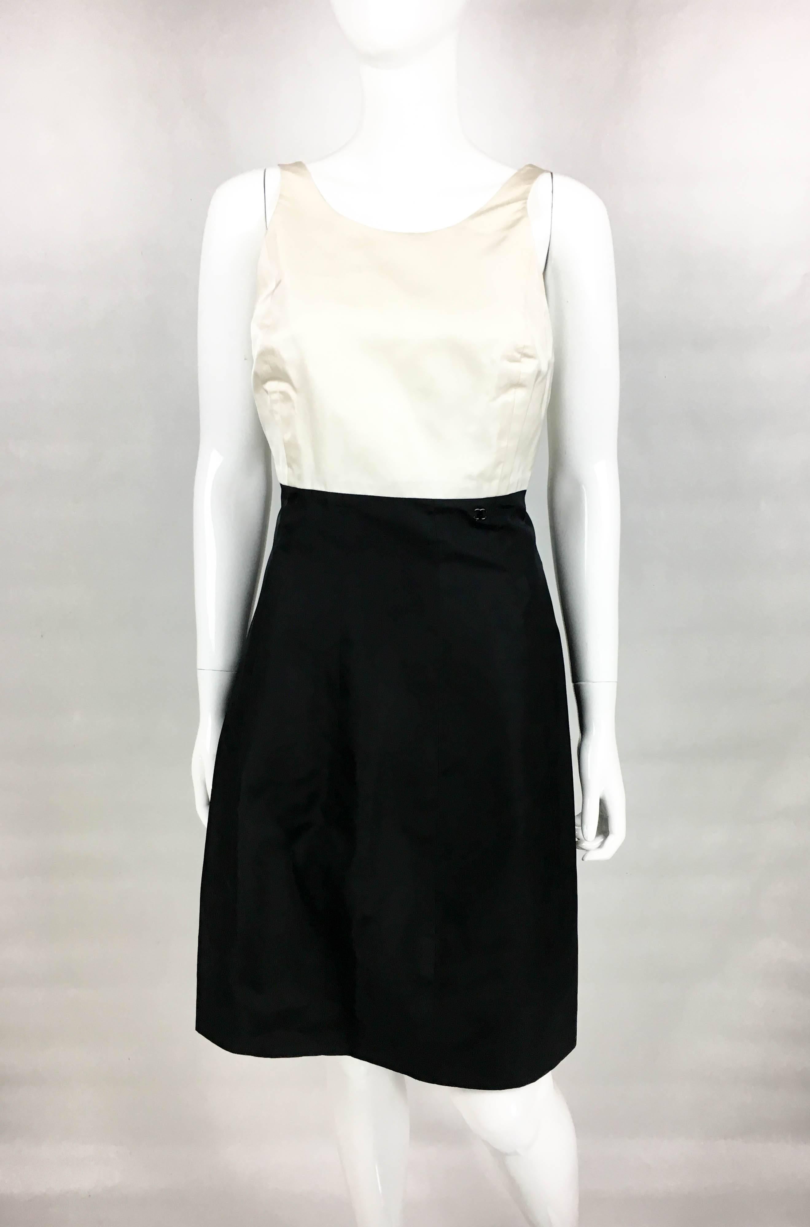 2006 Chanel Black and White Silk Cocktail Dress In Excellent Condition For Sale In London, Chelsea