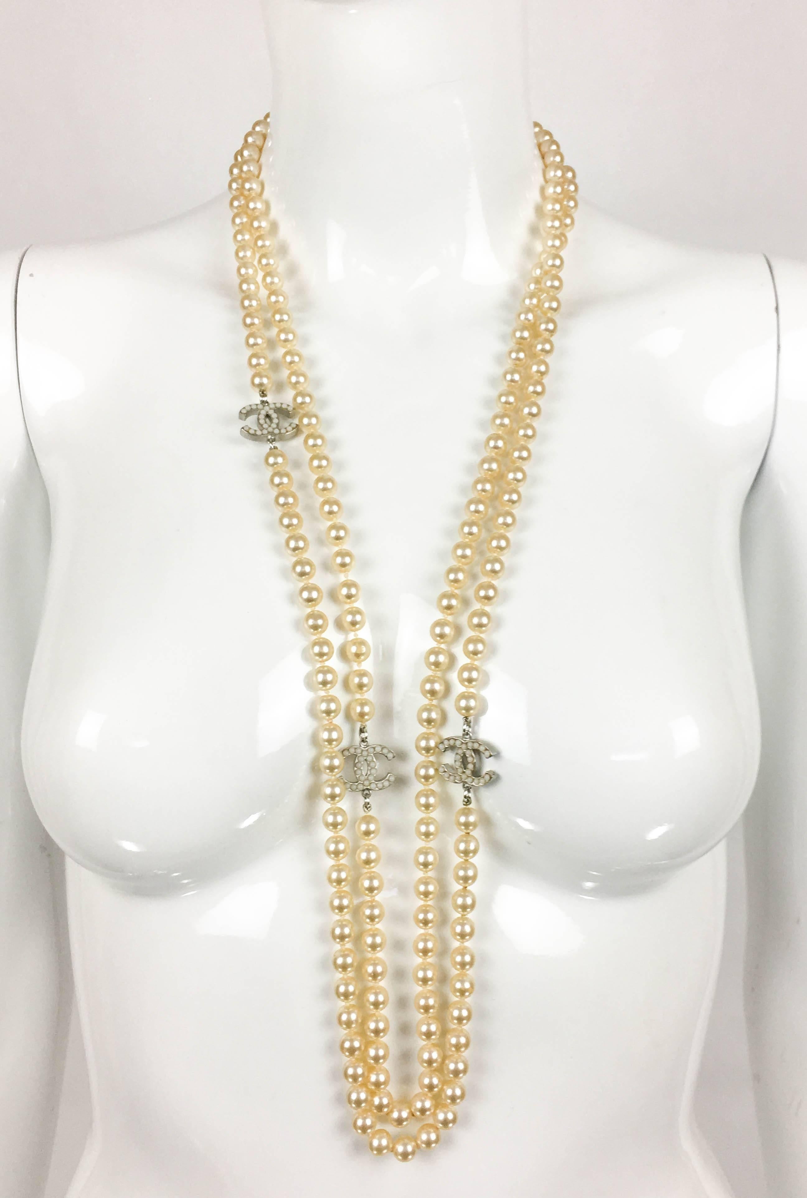 2008 Chanel Long Pearl Sautoir Necklace with 3 Inset Pearl 'CC' Logos In Excellent Condition In London, Chelsea