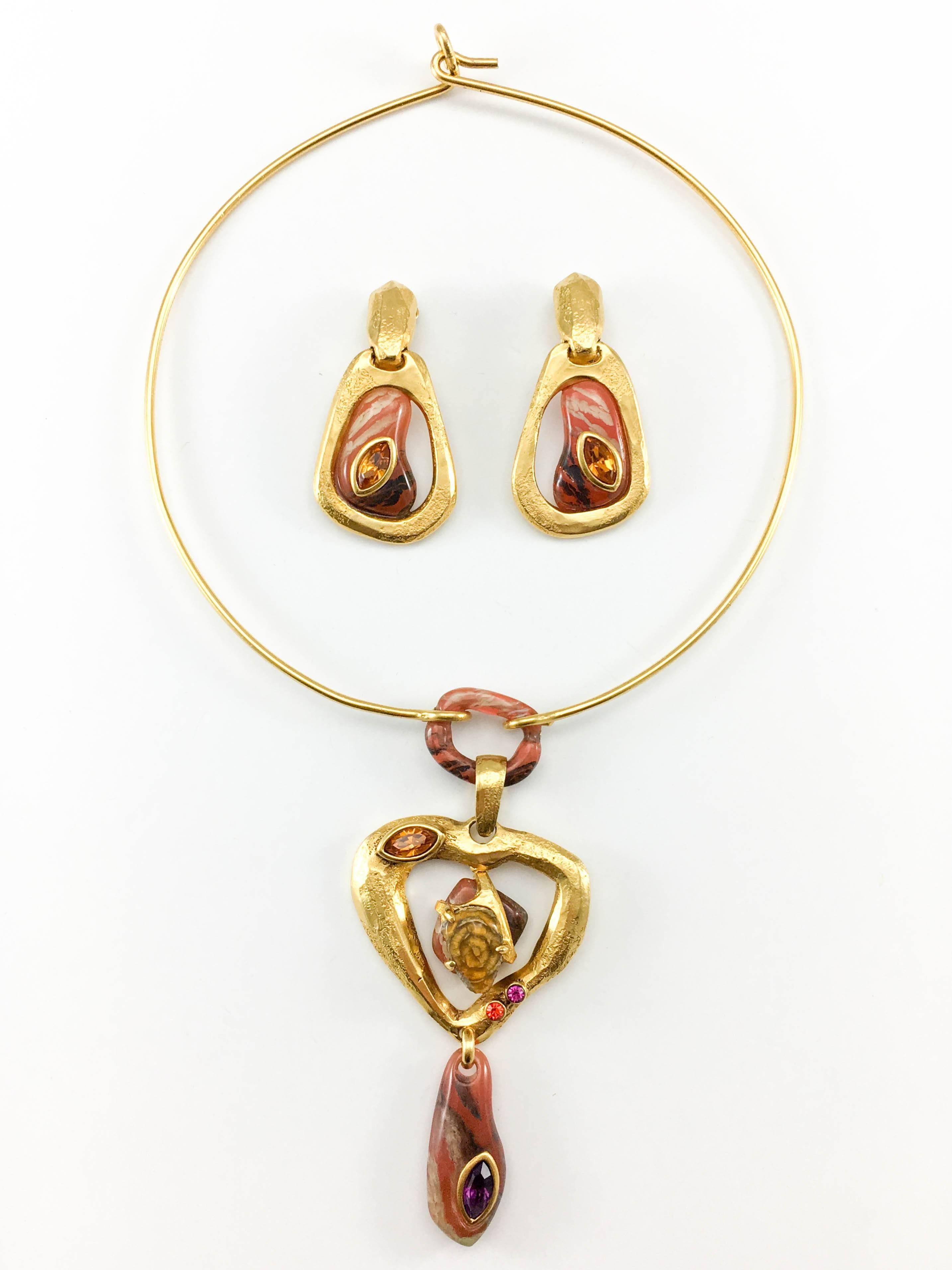 Vintage Lacroix Gold-Plated Modernist Necklace and Earring Set. This amazing set by Christian Lacroix was crafted in the 1980’s. Comprising of a torque necklace and a pair of earrings, it features a modernist design in gold-plated metal, faux agate
