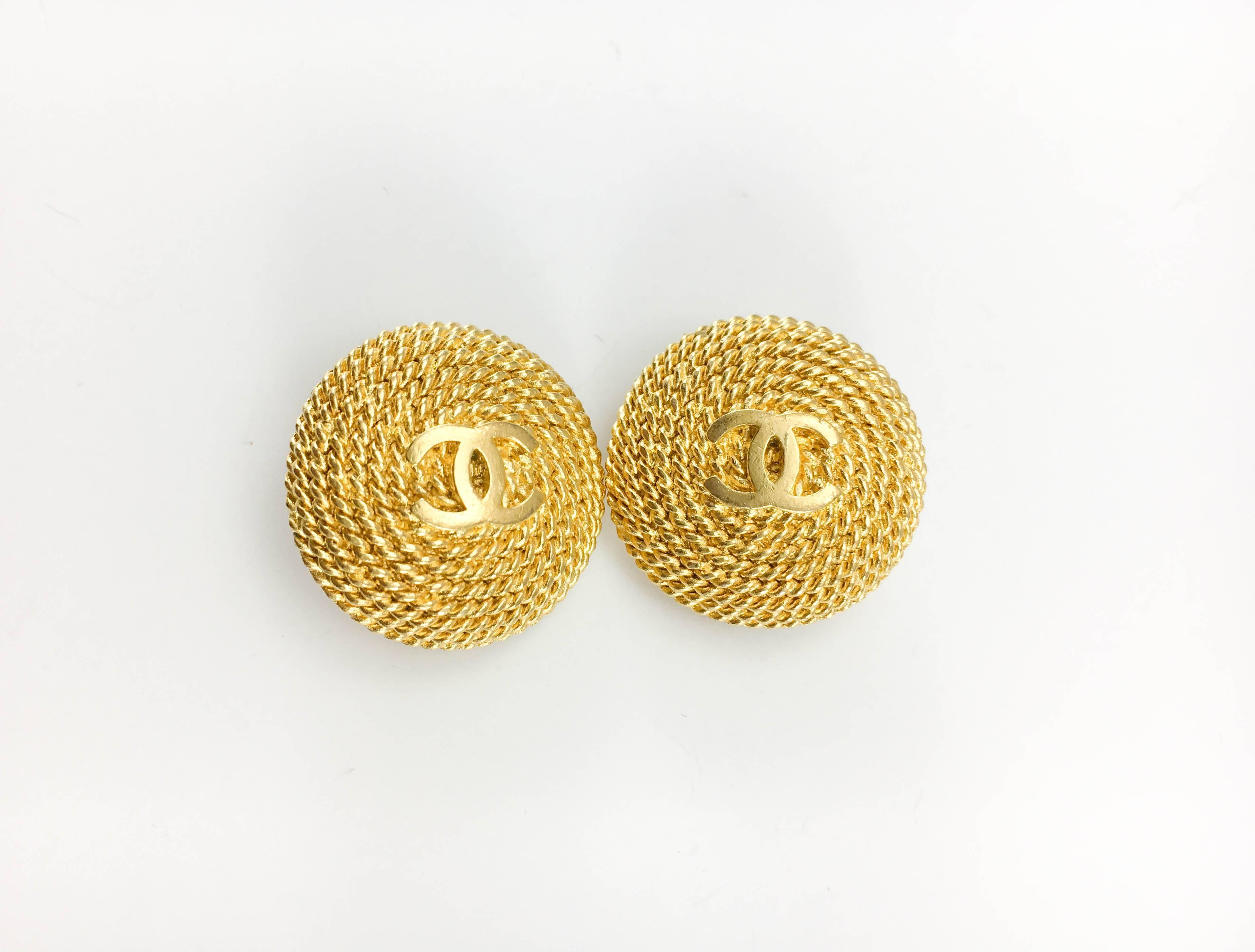 Vintage Chanel Twisted Rope Gold-Plated Clip-On Earrings. These beautiful round earrings by Chanel are part of the 1995 Autumn / Winter collection. Gold-Plated, the twisted rope design shows the iconic ‘CC’ logo in the centre. Chanel signed on the