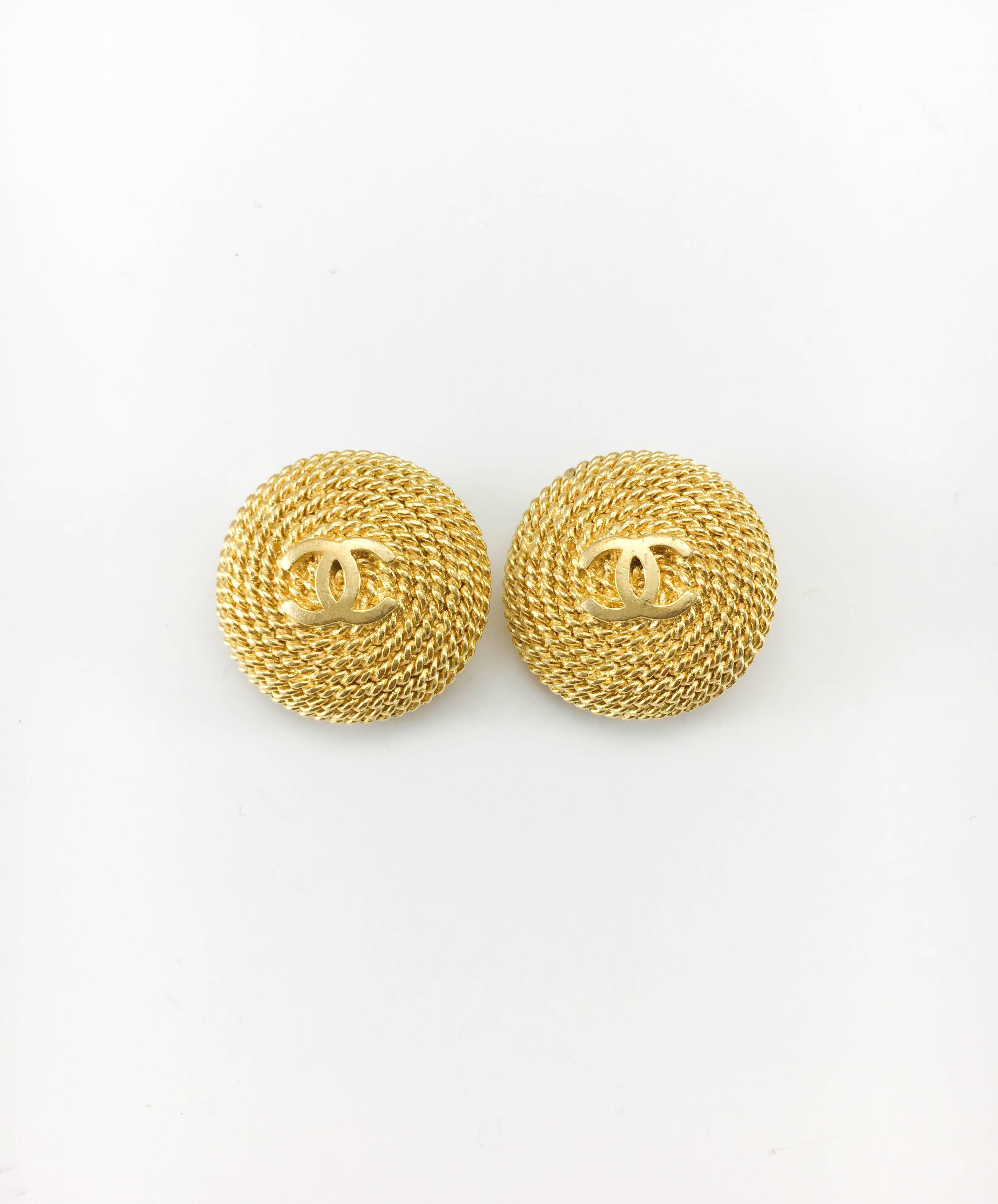 1995 Chanel Gold-Tone Twisted Rope Logo Earrings In Excellent Condition In London, Chelsea