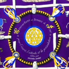 Foulard en soie violet sur le thème de l'équitation Hermès « Couvertures et tenues de Jour » des années 1970