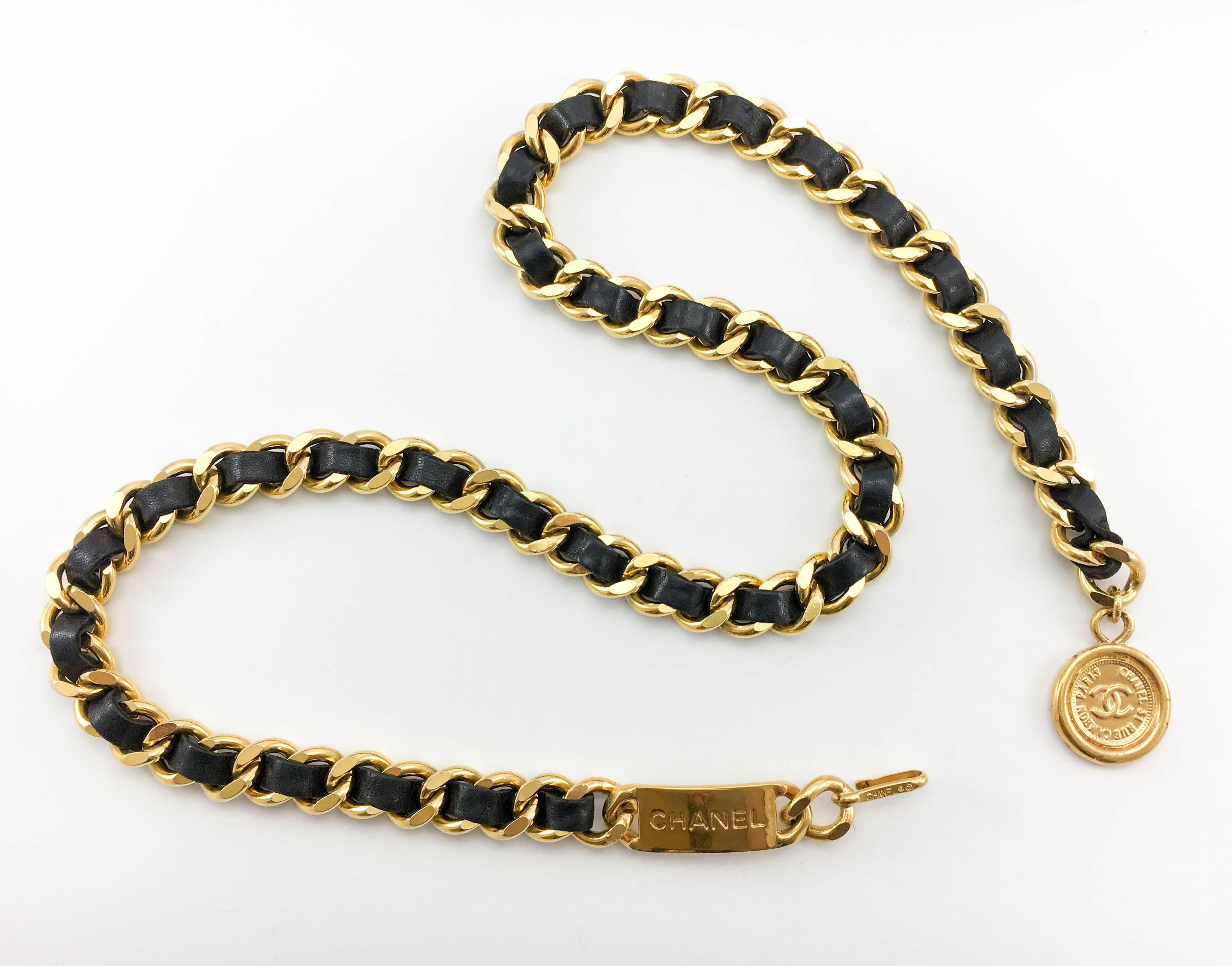 1994 Runway Chanel Chunky Black Leather and Gilt Chain Belt / Necklace In Excellent Condition In London, Chelsea