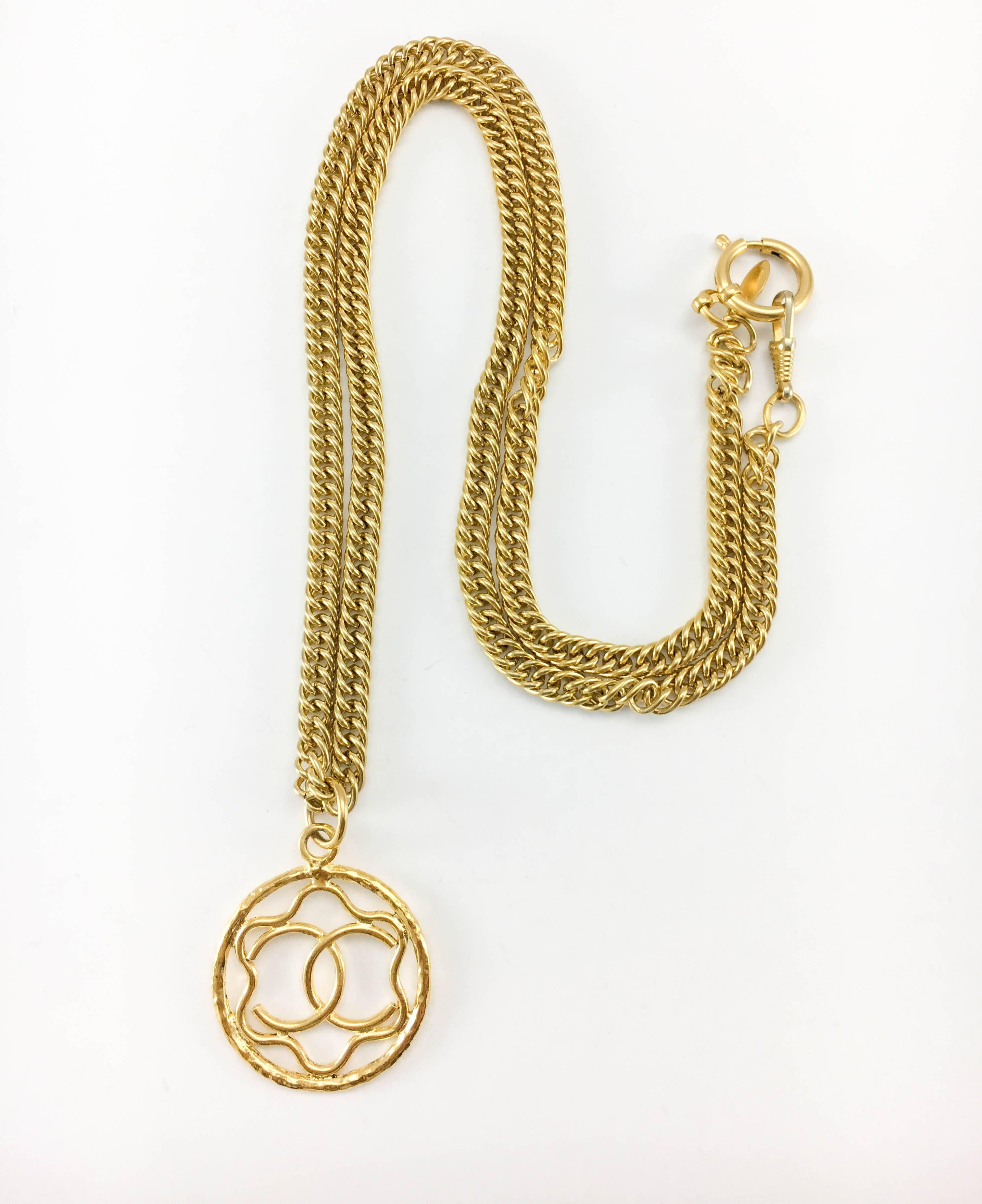 1980s Chanel Gilt Logo Medallion Pendant Long Chain Necklace In Excellent Condition For Sale In London, Chelsea