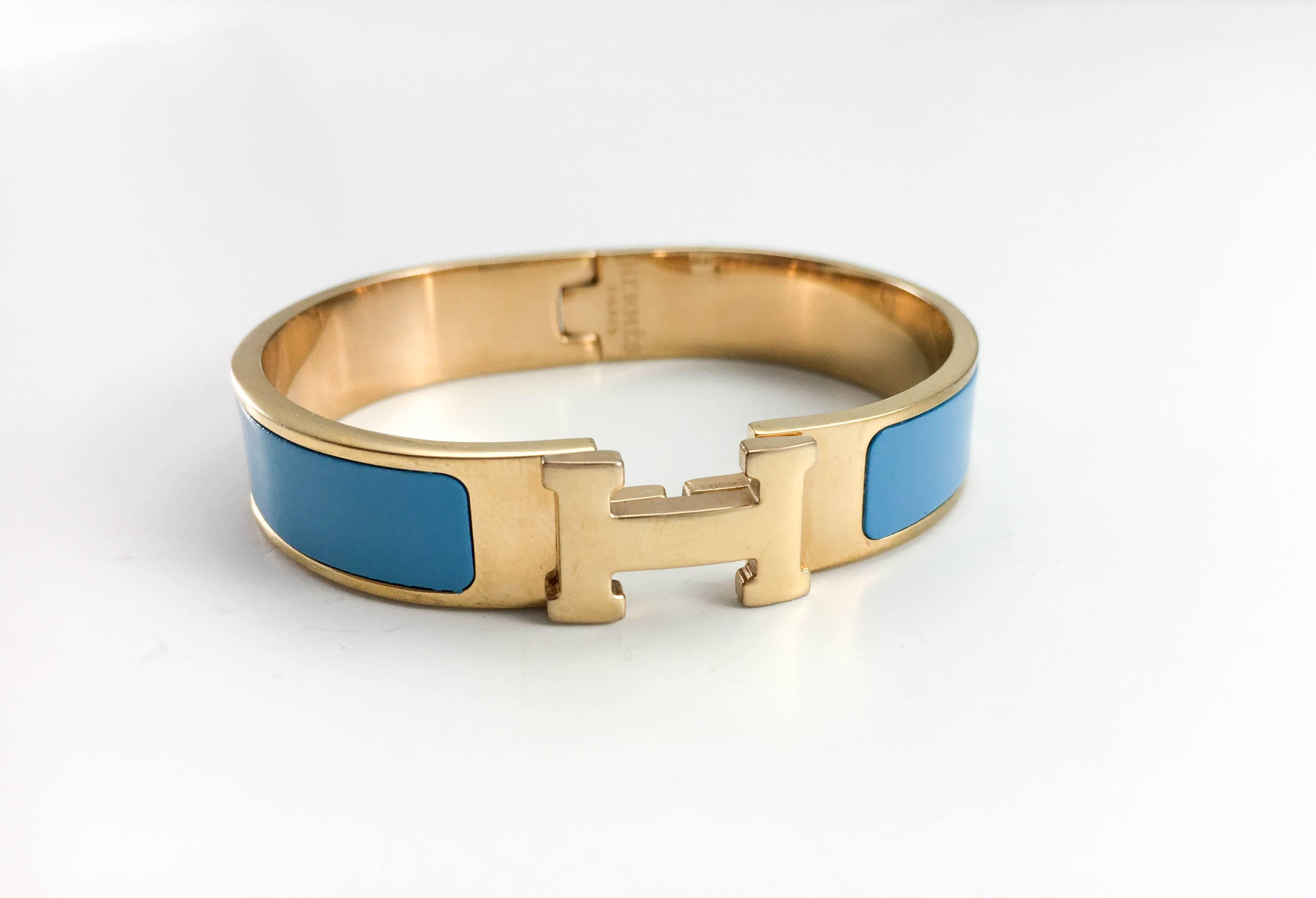 Hermes Clic Clac H Blue and Rose Gold-Plated Bracelet. This very chic and elegant bracelet by Hermes features rose gold-plated hardware and blue enamel. The clic clac clasp is in the shape of the Hermes iconic ‘H’. Understated and yet striking, this