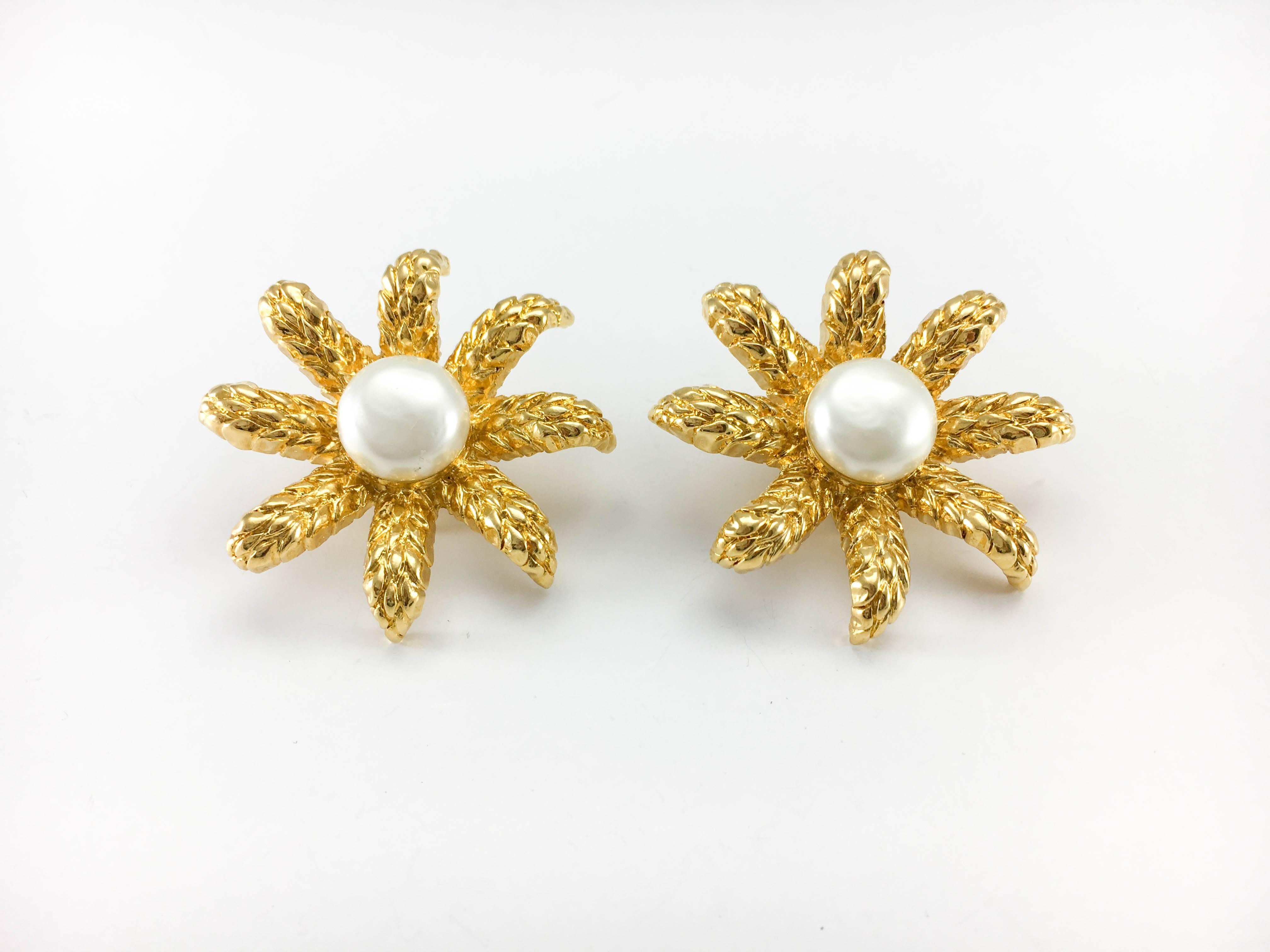 1994 Chanel Faux Pearl Gold-Plated Flower Earrings In Excellent Condition For Sale In London, Chelsea