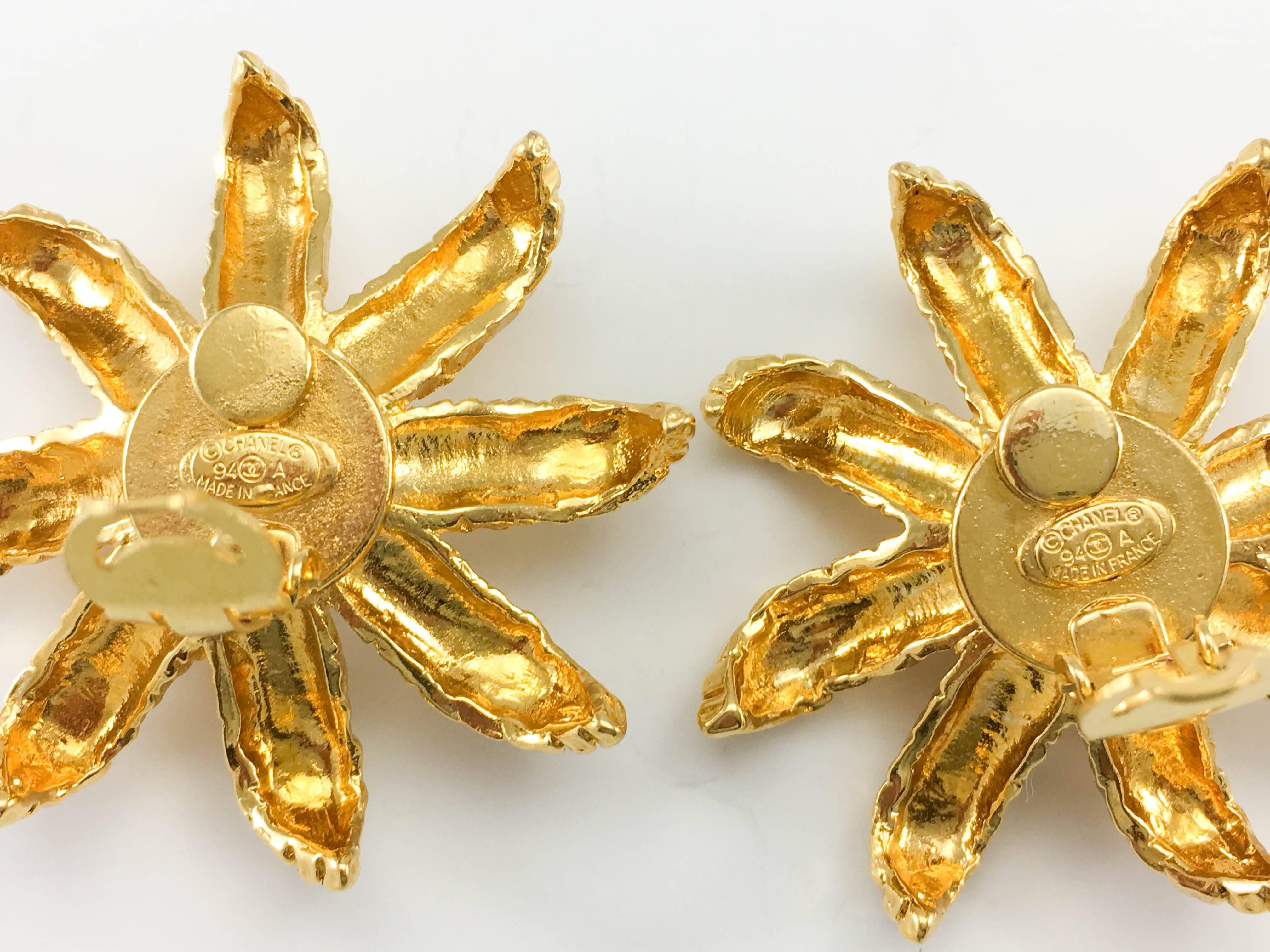 1994 Chanel Faux Pearl Gold-Plated Flower Earrings For Sale 3