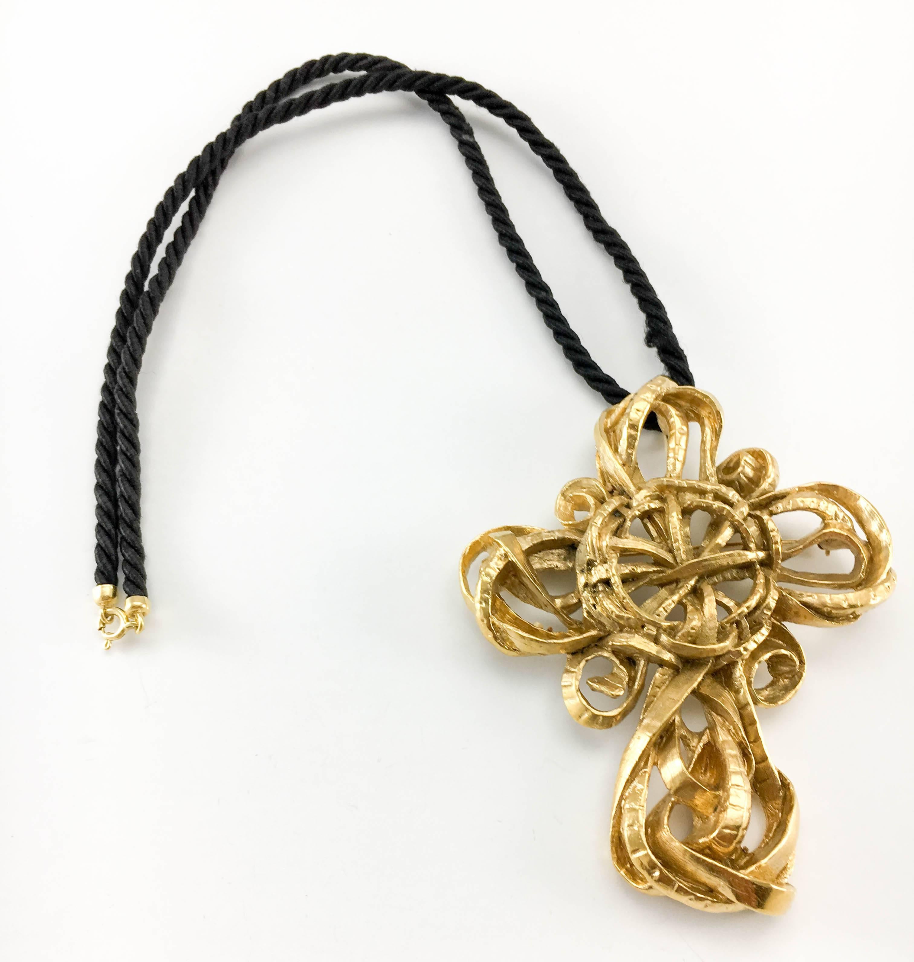 Vintage Lacroix Gold-Plated Cross Pendant / Brooch. This very stylish piece by Christian Lacroix dates back from the 1980’s. Made in gold-plated metal, the design is elaborate and flamboyant, along the lines of Lacroix’s aesthetics. Versatile, it