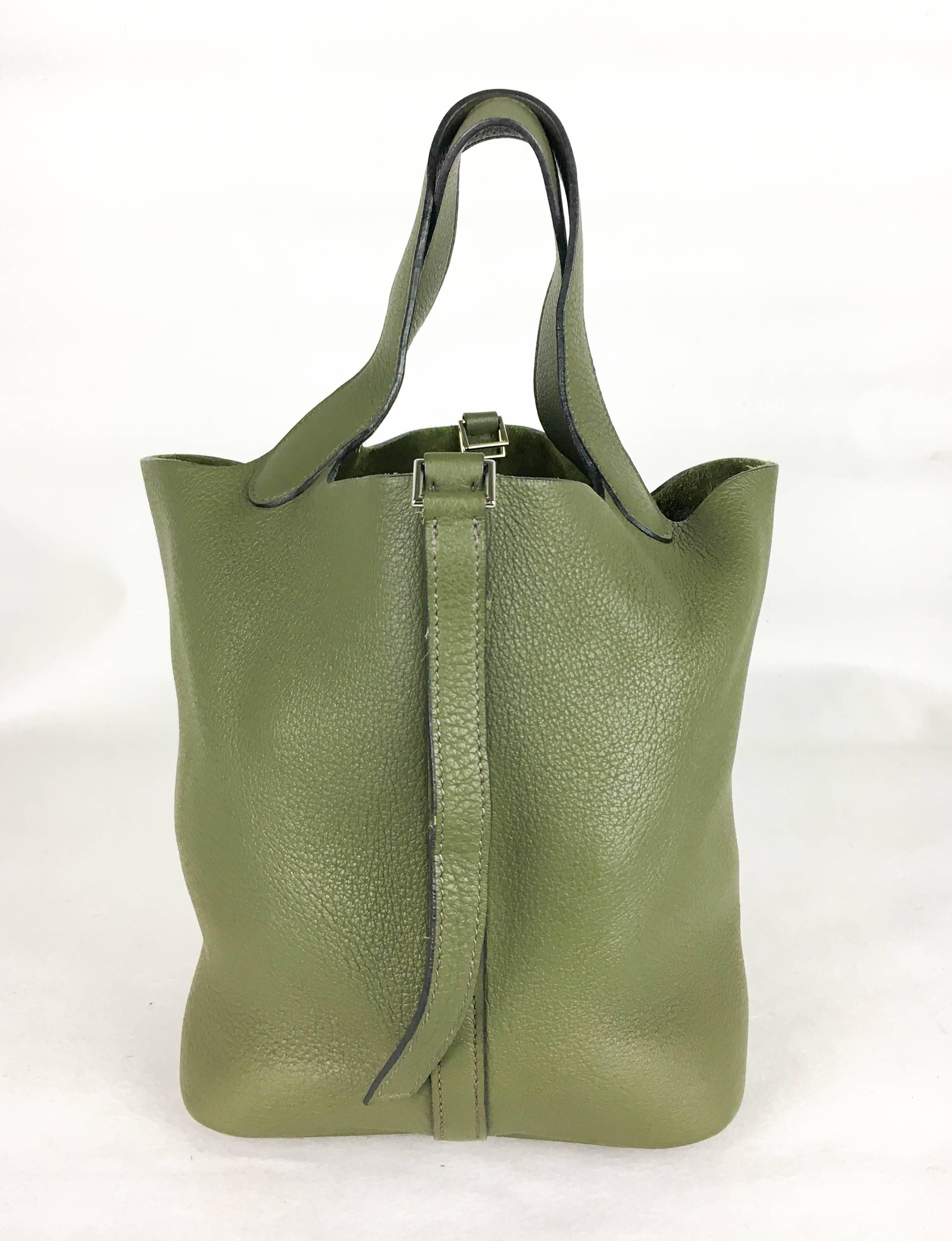 2007 Hermes Picotin 22 Handbag in Olive Green Clemence Leather In Excellent Condition For Sale In London, Chelsea