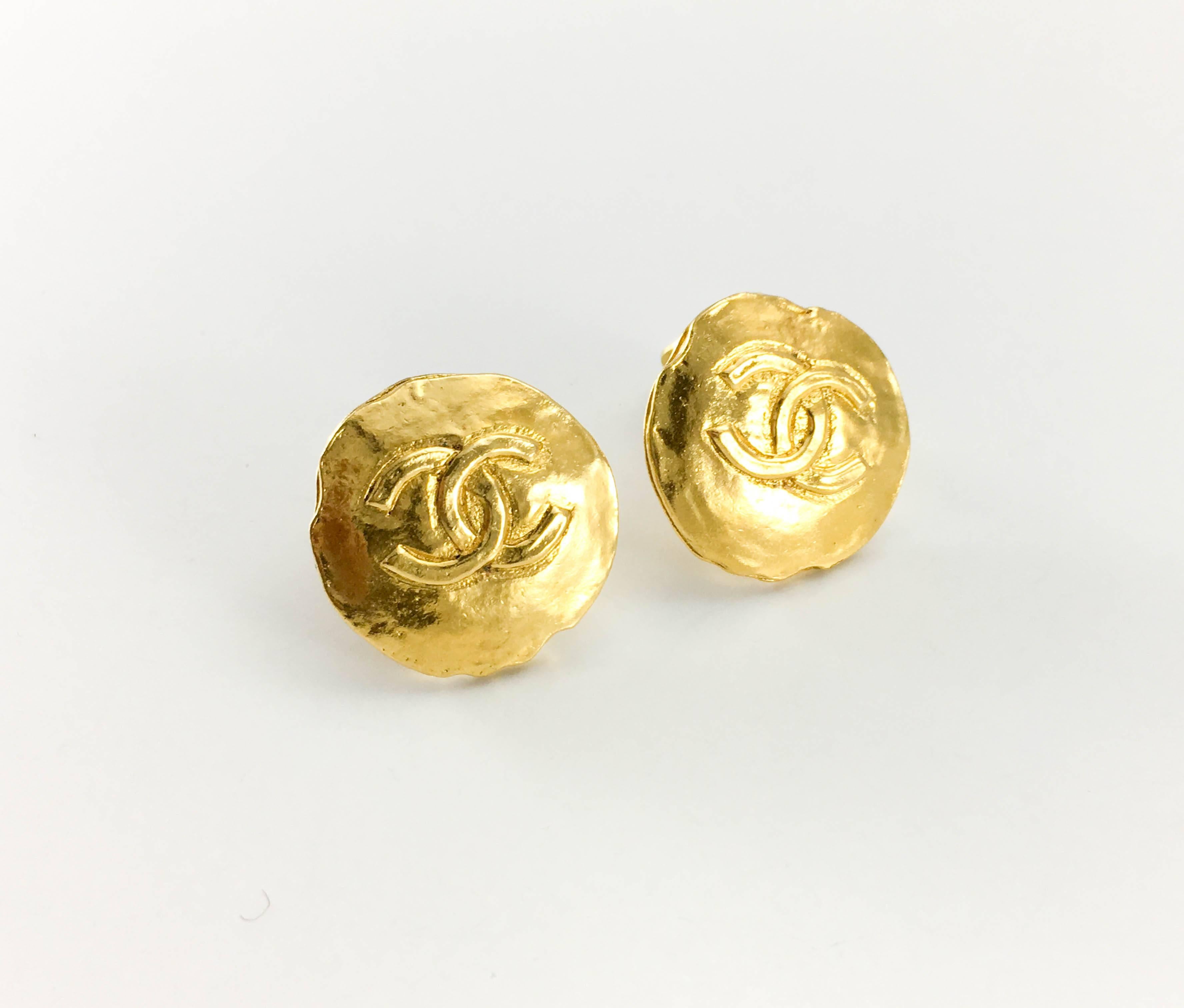 Vintage Gold-Plated Logo Coin Clip-On Earrings. These stylish earrings by Chanel date back from the 1970’s. Made in gold-plated metal, it is shaped as an uneven coin bearing the iconic Chanel ‘CC’ logo. Chanel signed on the back. They come in a