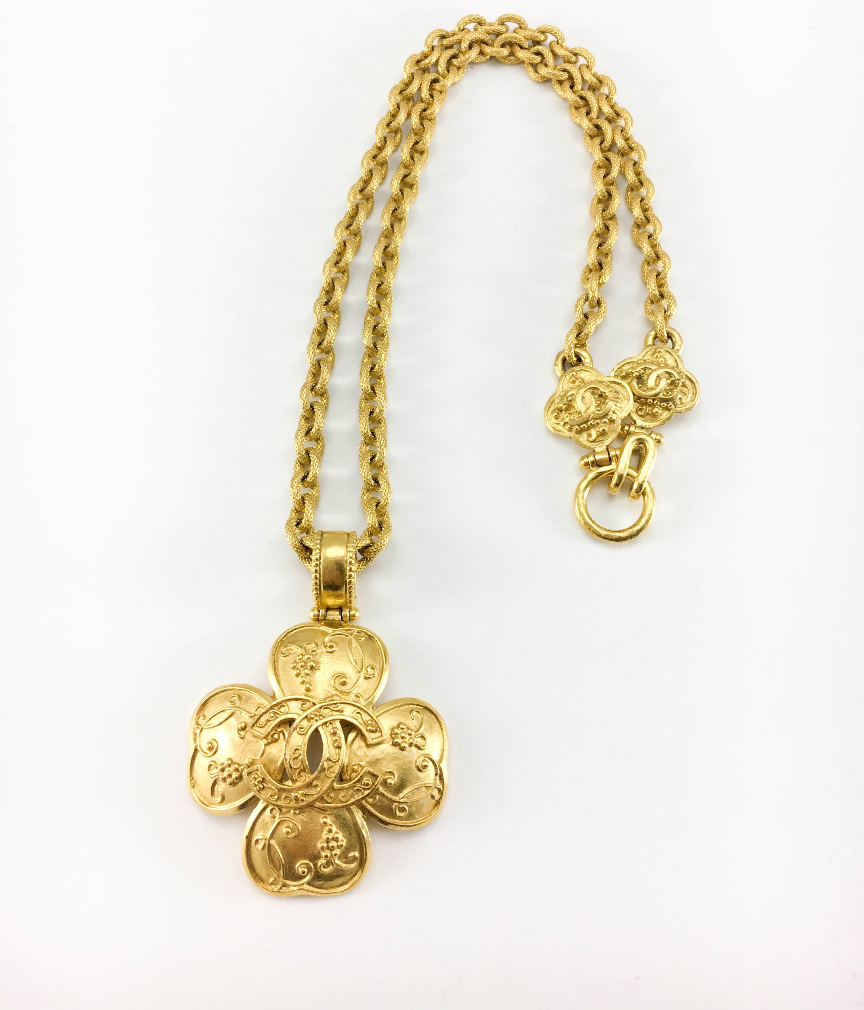 Baroque 1996 Chanel Gold-Plated Clover-Shaped Logo Pendant Necklace For Sale