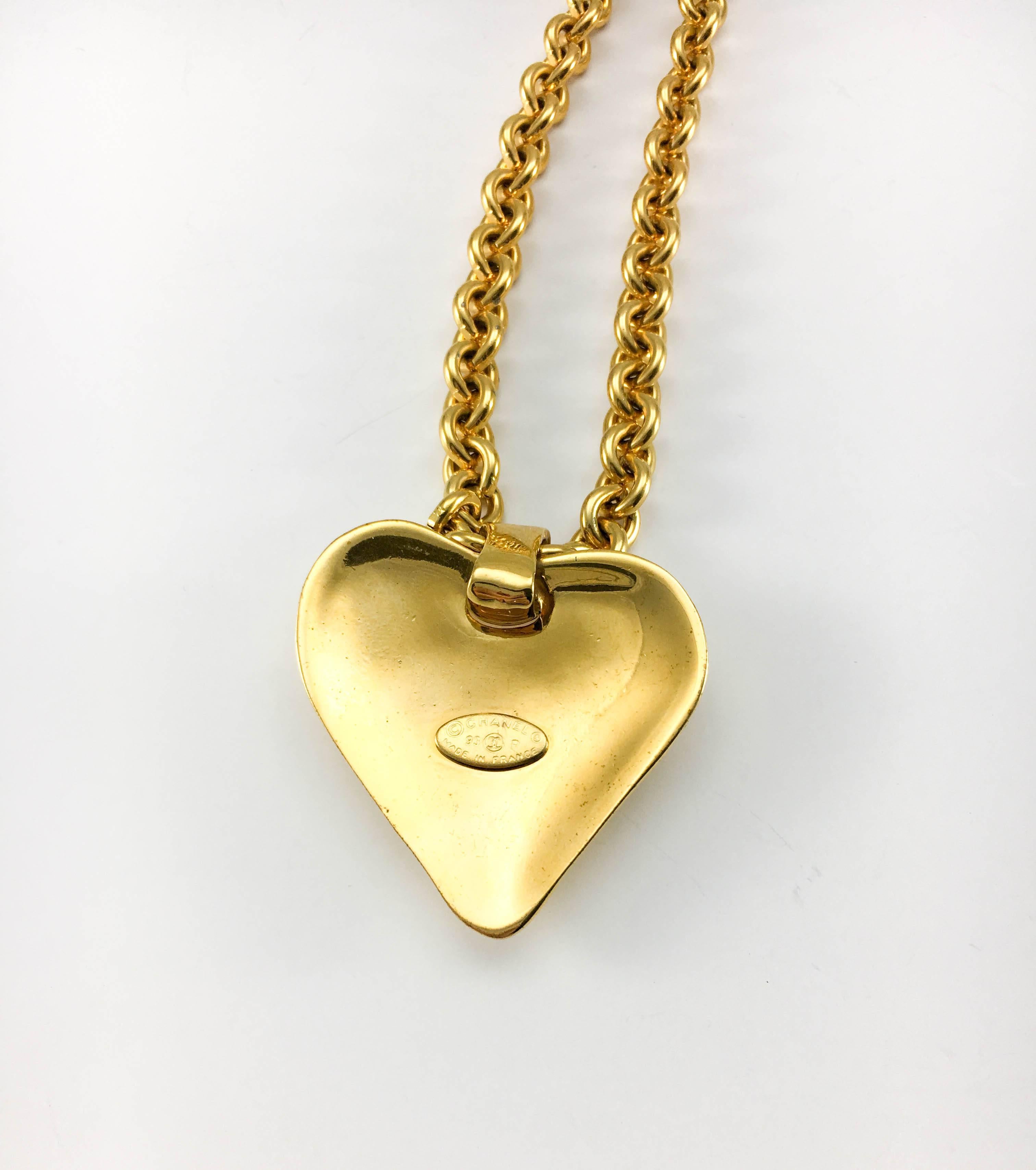 1993 Chanel Heart-Shaped Gold-Plated Pendant Necklace 2