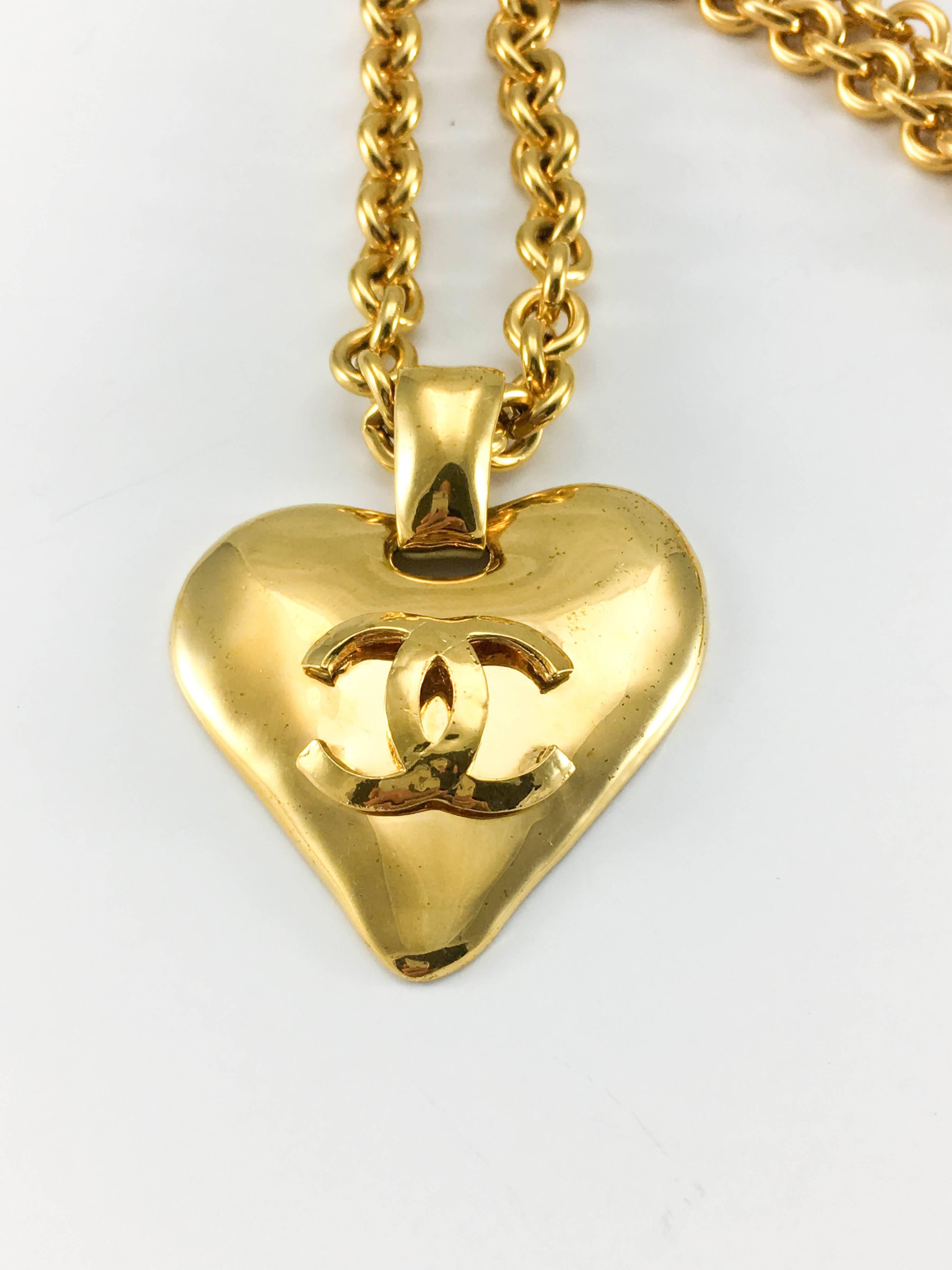 1993 Chanel Heart-Shaped Gold-Plated Pendant Necklace In Excellent Condition In London, Chelsea