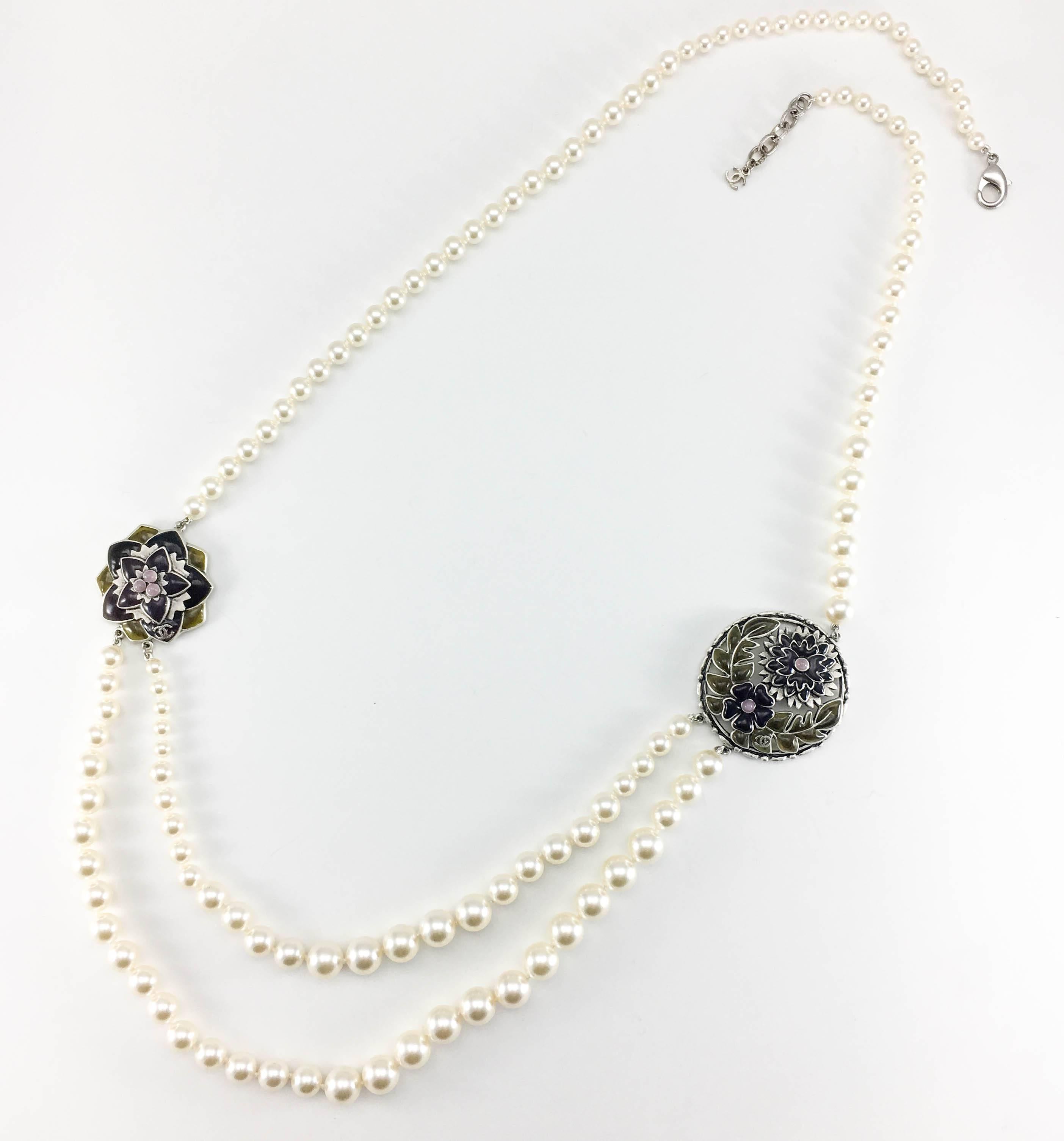 2015 Chanel Long Faux Pearl and Gripoix Sautoir Necklace In Excellent Condition In London, Chelsea