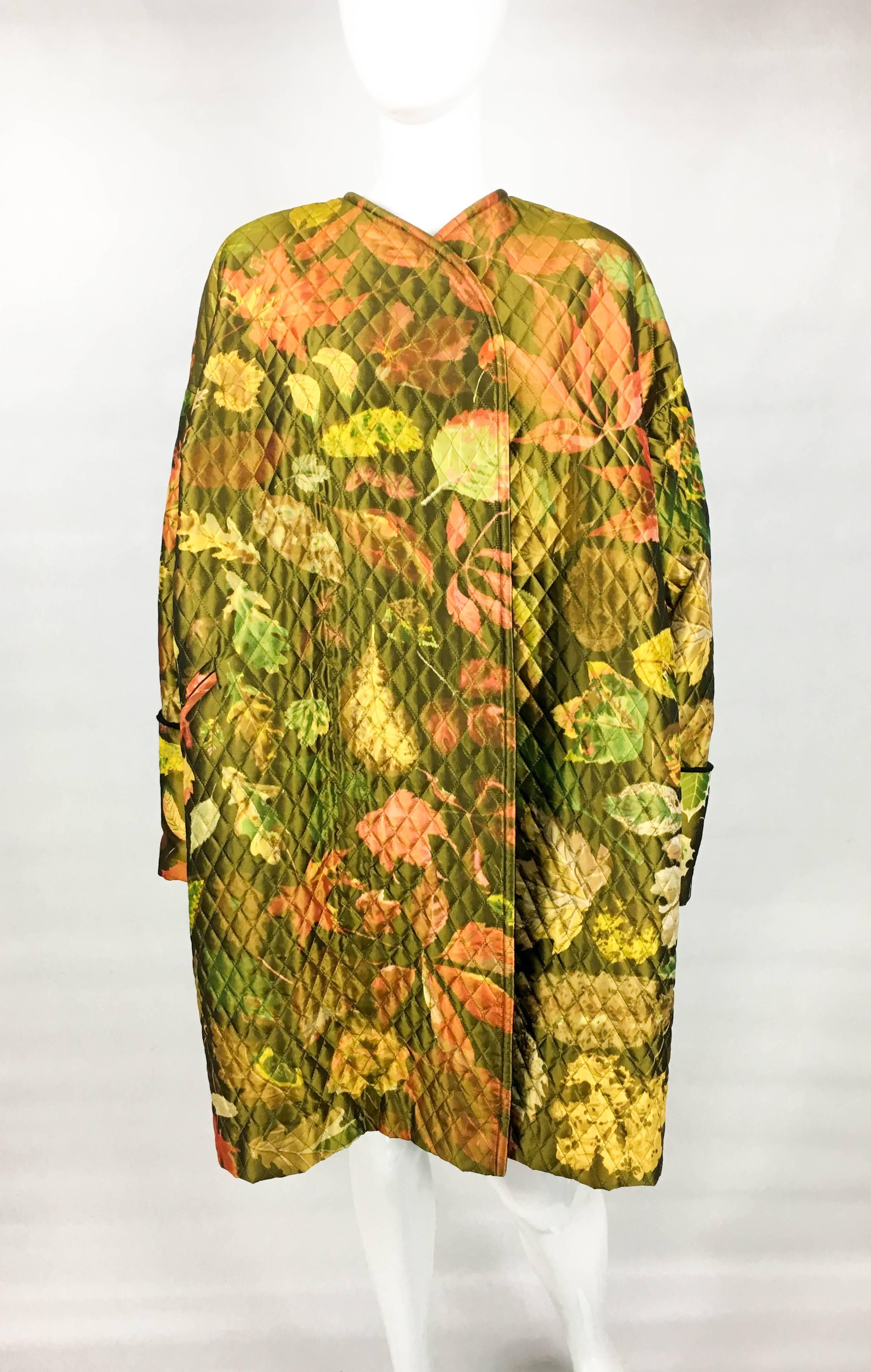 Hermes Printed Silk Quilted Coat, 1980s  In Excellent Condition For Sale In London, Chelsea