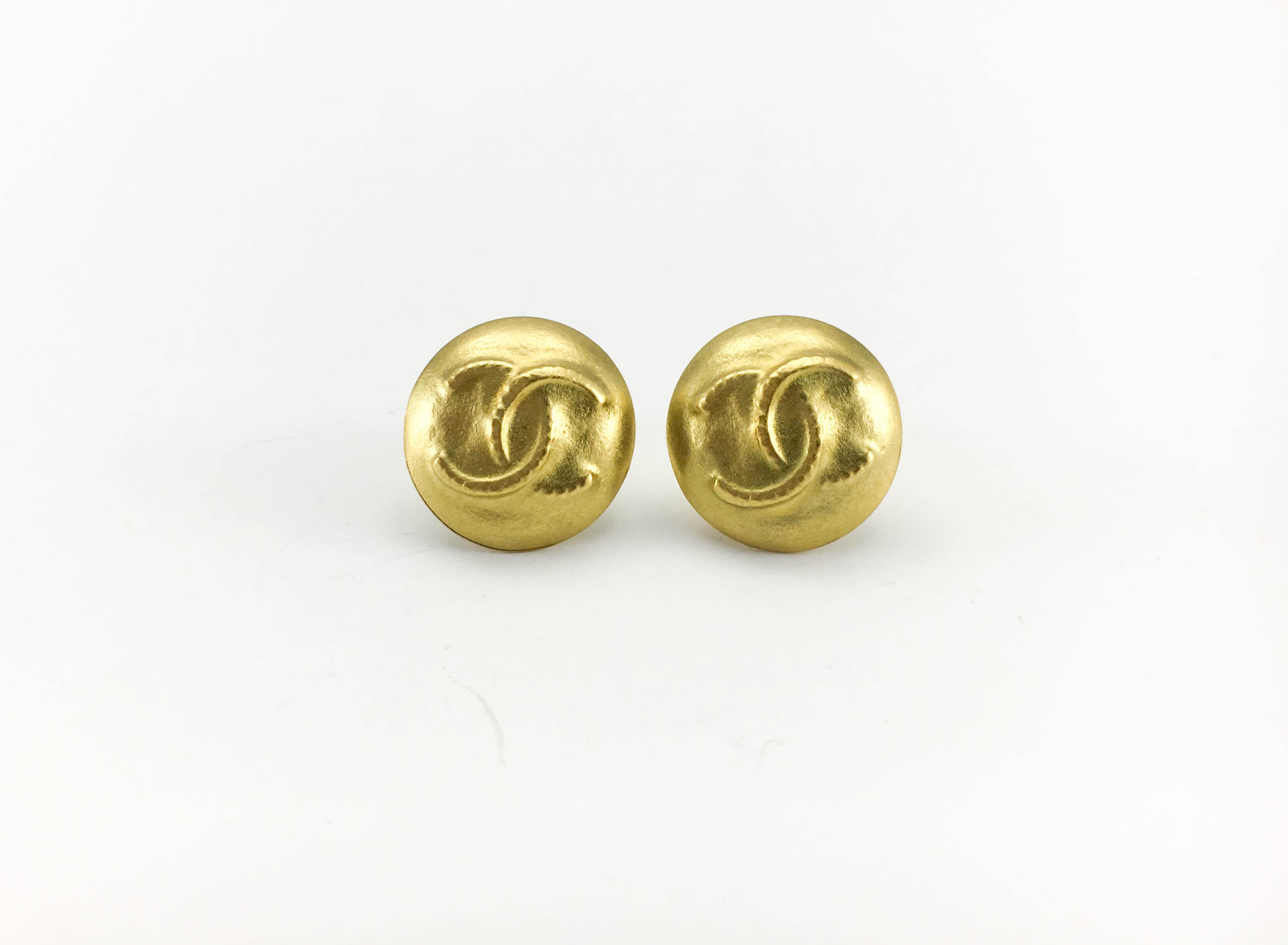 1995 Chanel Matte Gold-Plated Round Logo Earrings In Excellent Condition In London, Chelsea