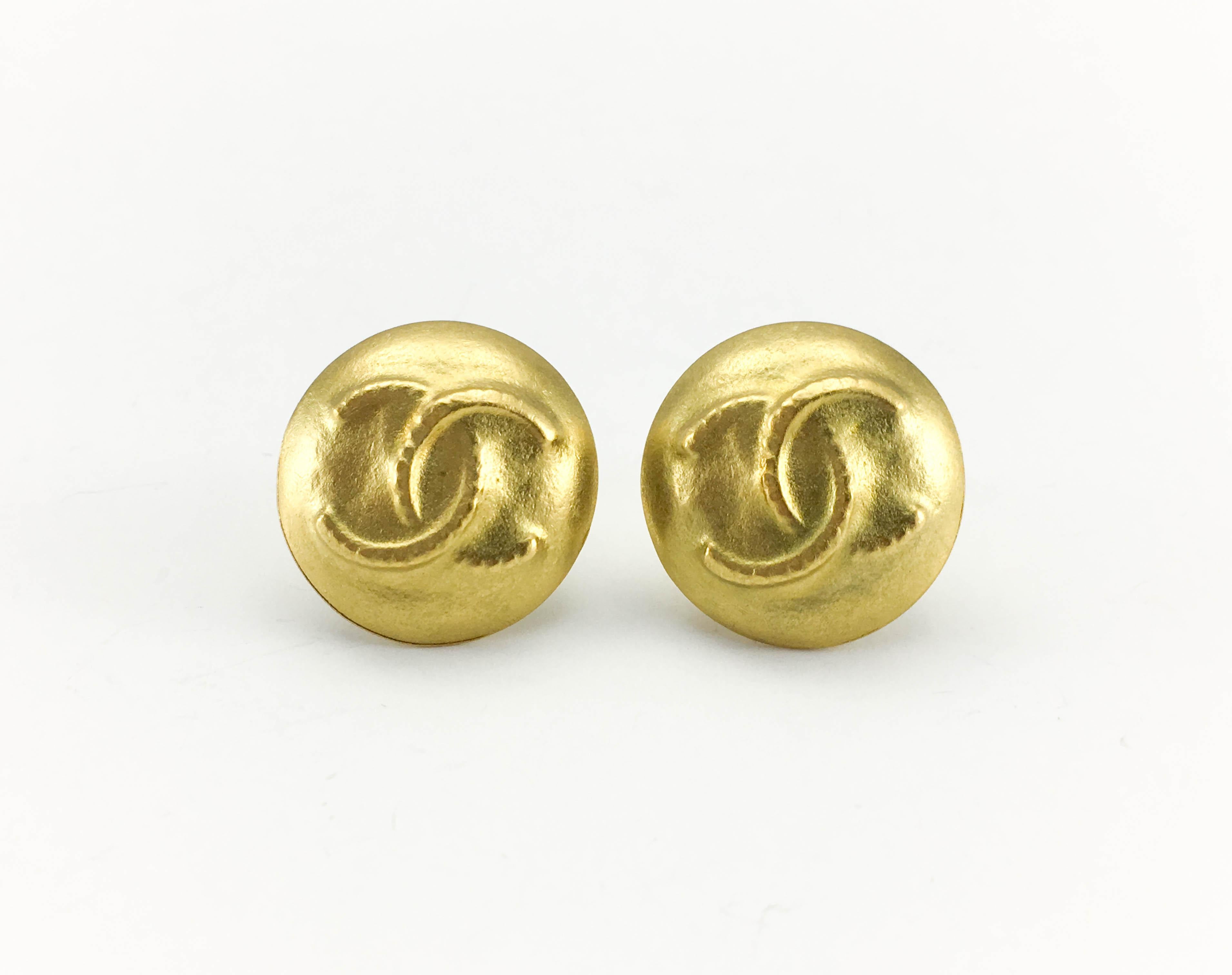 1995 Chanel Matte Gold-Plated Round Logo Earrings 1