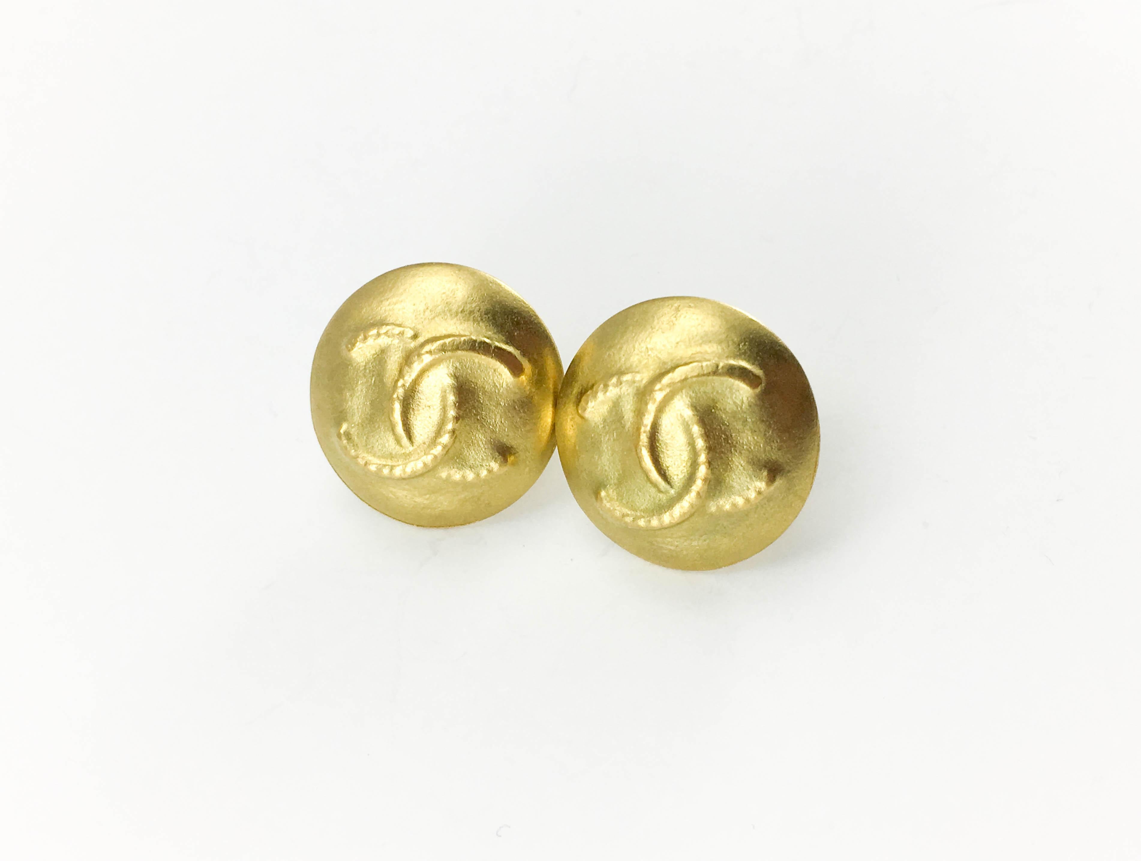 Women's 1995 Chanel Matte Gold-Plated Round Logo Earrings