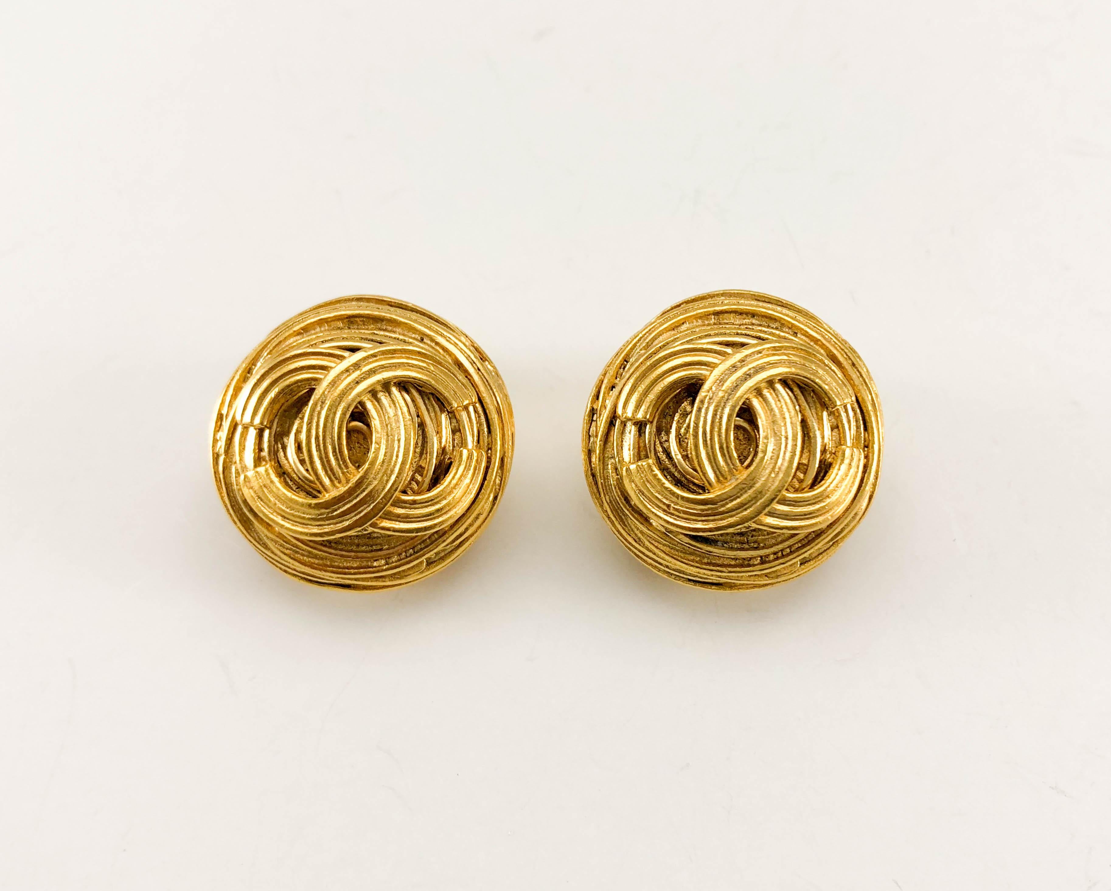 1994 Chanel Gold-Plated Round Logo Earrings For Sale 1