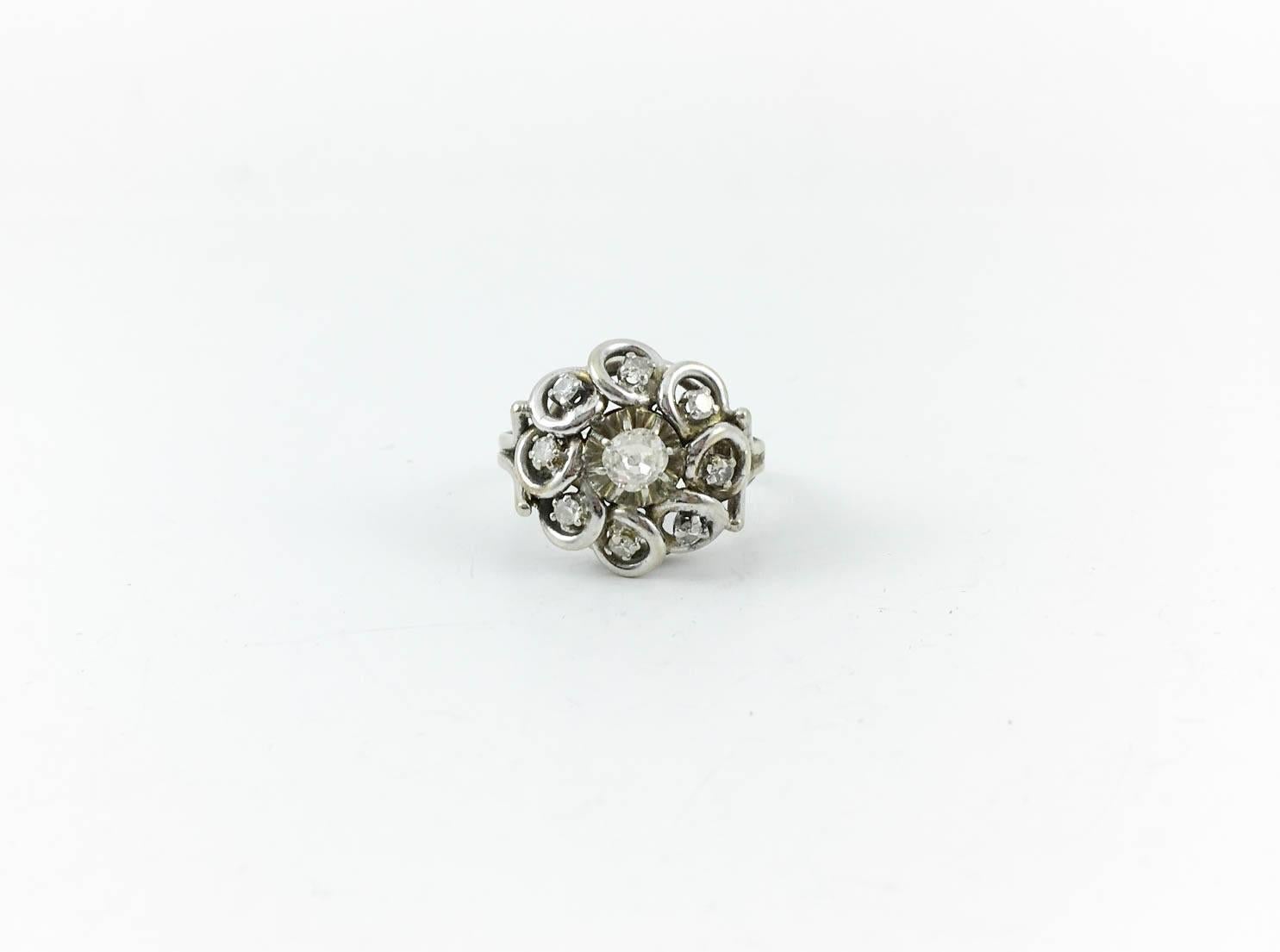 White Gold, Platinum and Diamond Cluster Ring - 1940s In Excellent Condition For Sale In London, Chelsea