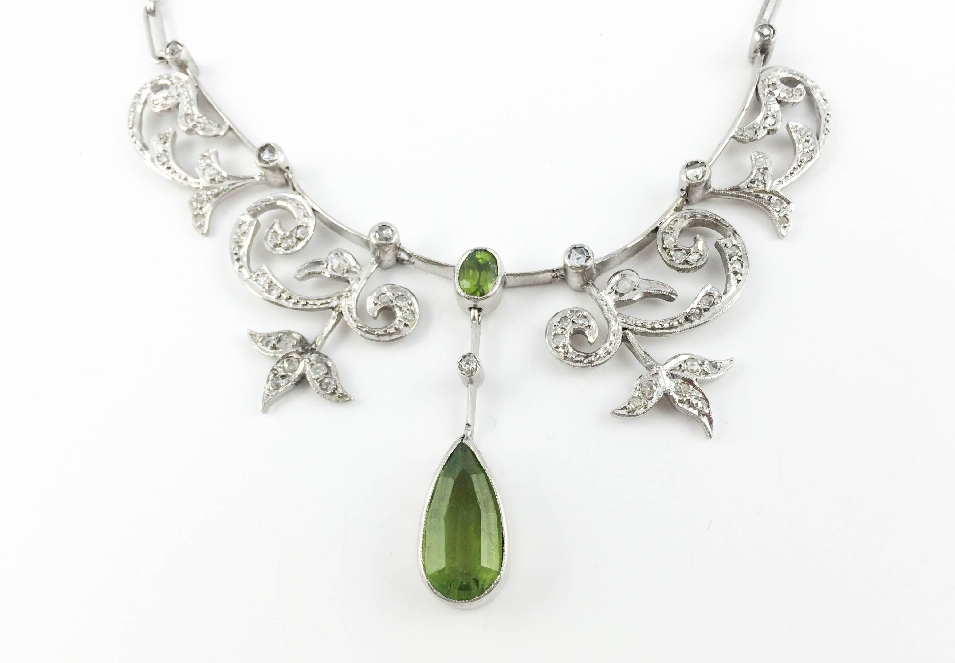 White Gold, Diamonds and Peridot Necklace - 1920s In Excellent Condition In London, Chelsea