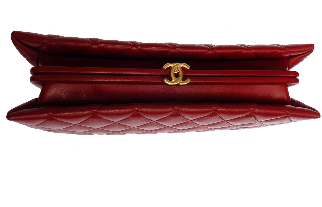 Chanel New Red Lambskin Leather Clutch with CC Gold Top Lock In New Condition For Sale In New York, NY