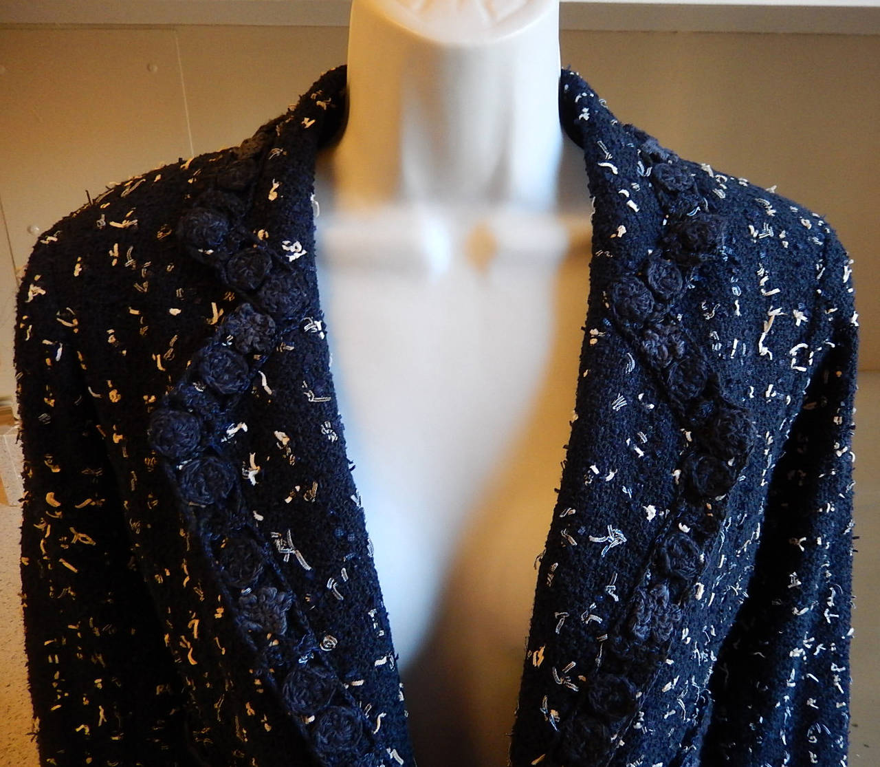 Chanel Jacket Navy and White with Crocheted Flowers Size 38 In Excellent Condition For Sale In New York, NY