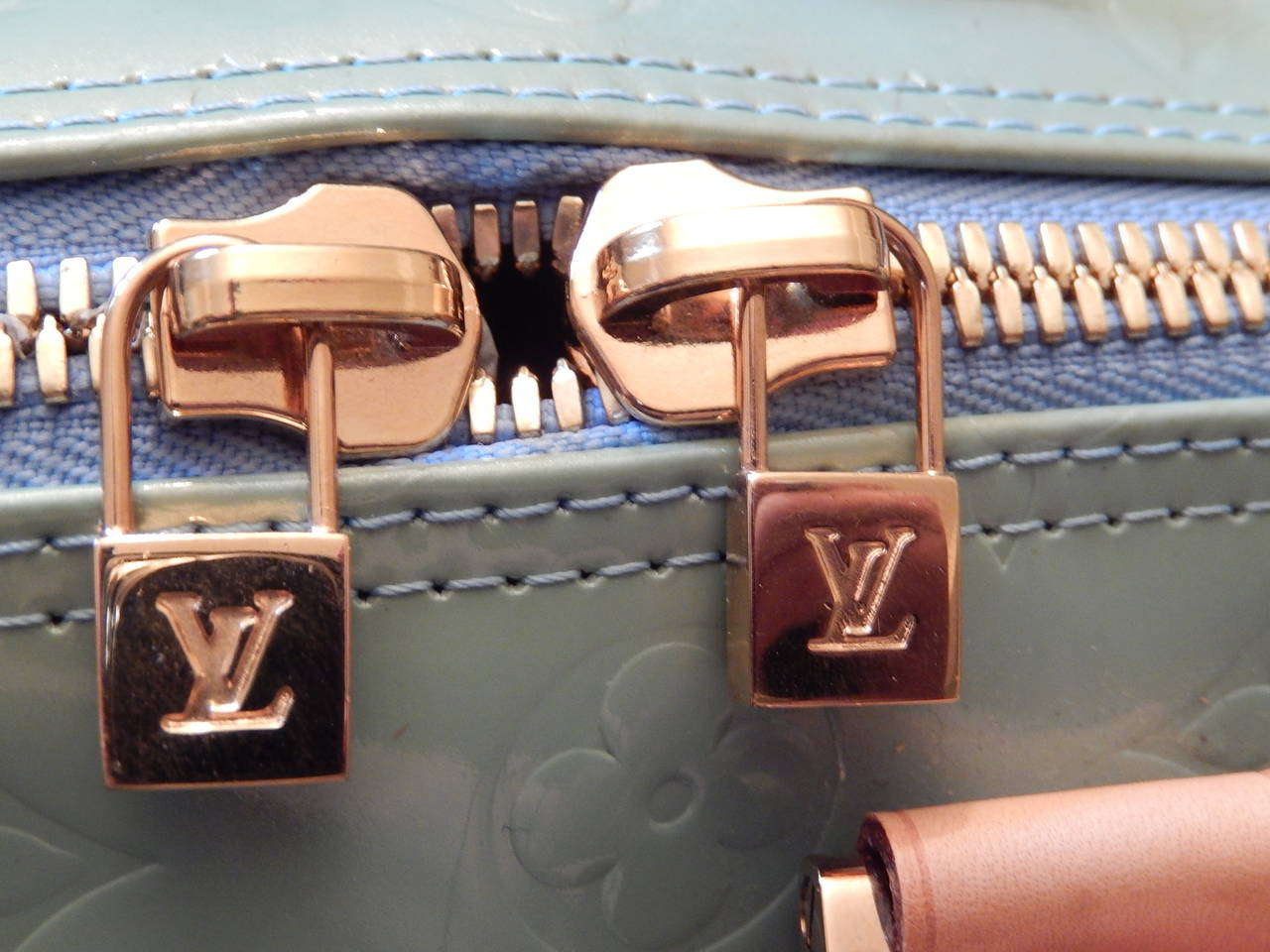 Mint Green/blue Louis Vuitton Vernis Leather KeepAll Size 45 In Excellent Condition For Sale In New York, NY