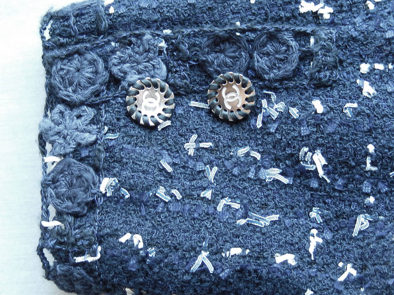 Chanel Jacket Navy and White with Crocheted Flowers Size 38 For Sale 3