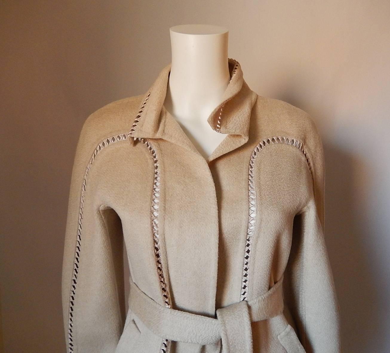 Chado Ralph Rucci Jacke aus 100% Kaschmir mit Gürtel
Alle Knöpfe auf der Vorderseite unter der Stoffleiste versteckt
Überall auf der Jacke sind Einsätze aus Seidengarn angebracht, die wie Schleifen aussehen.  Dies ist ein exquisites handwerkliches