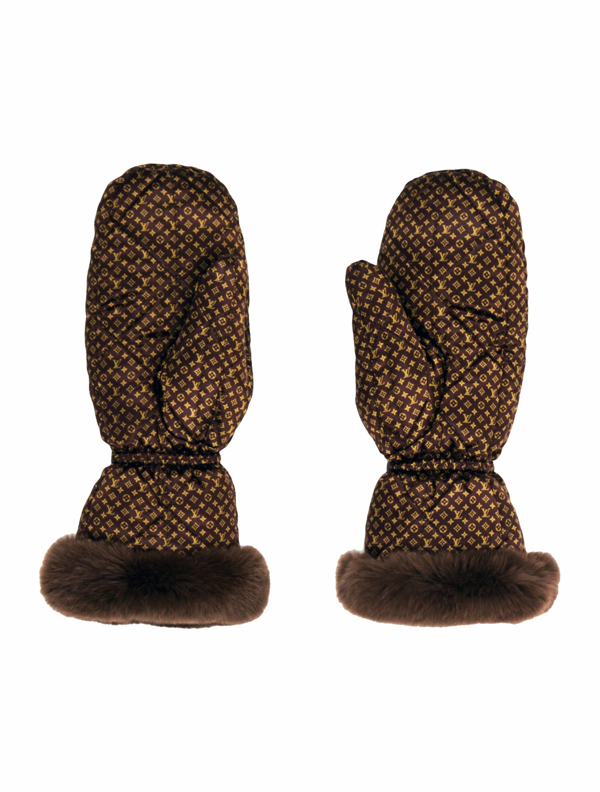 Louis Vuitton Signature Monogram warm mittens completely lined in rabbit fur.
Gold Louis Vuitton Plate on top of both mittens.

New in Box

Measure 12.50