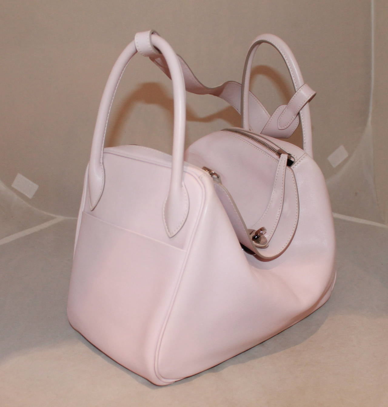 Hermes Rose Dragee 30cm Lindy Veau Swift Handbag - circa 2007. This bag is in impeccable condition and comes with the box & duster.

Measurements:
Length- 8