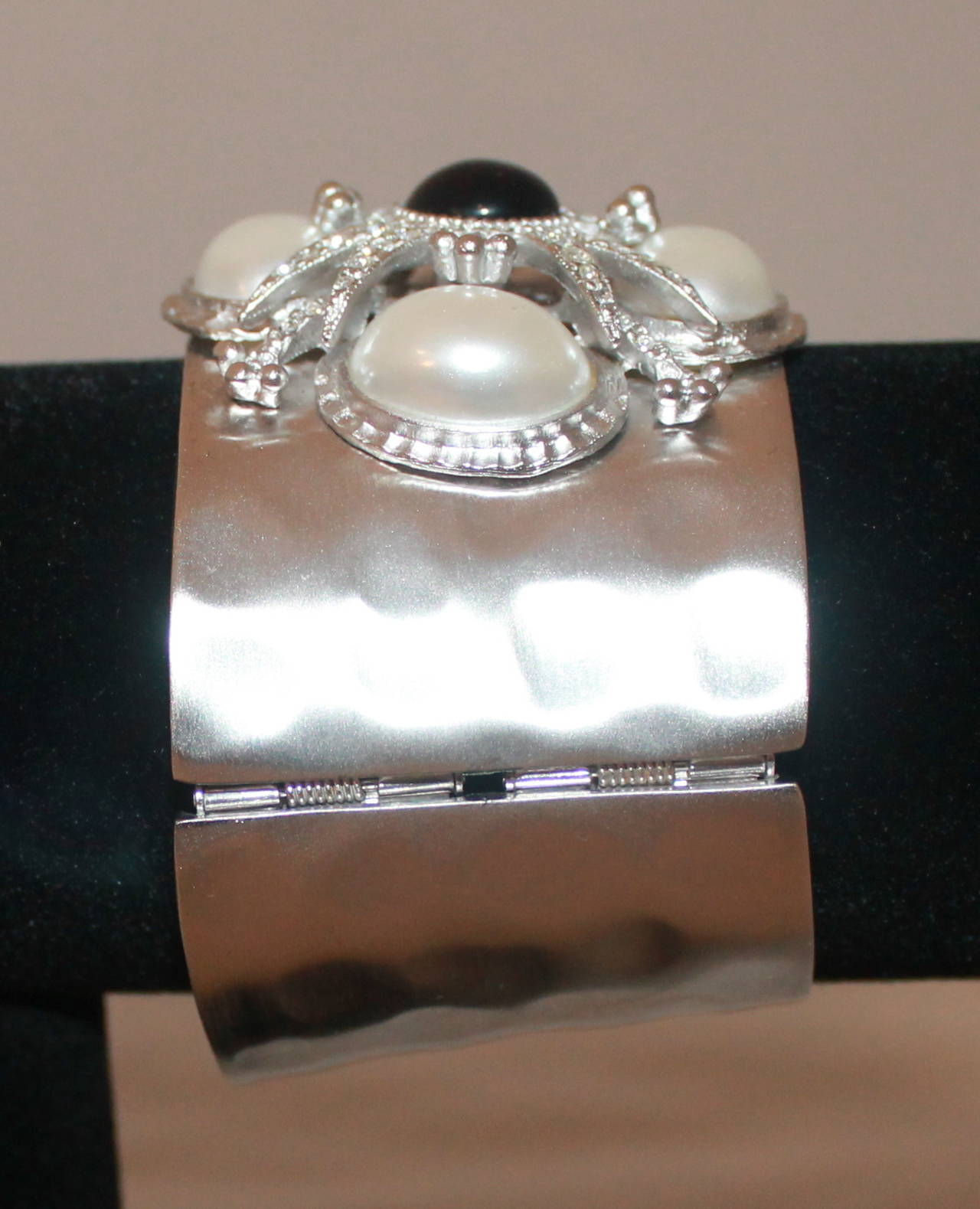 St. John Hammered Silver Pearl Brooch Cuff In Excellent Condition In West Palm Beach, FL