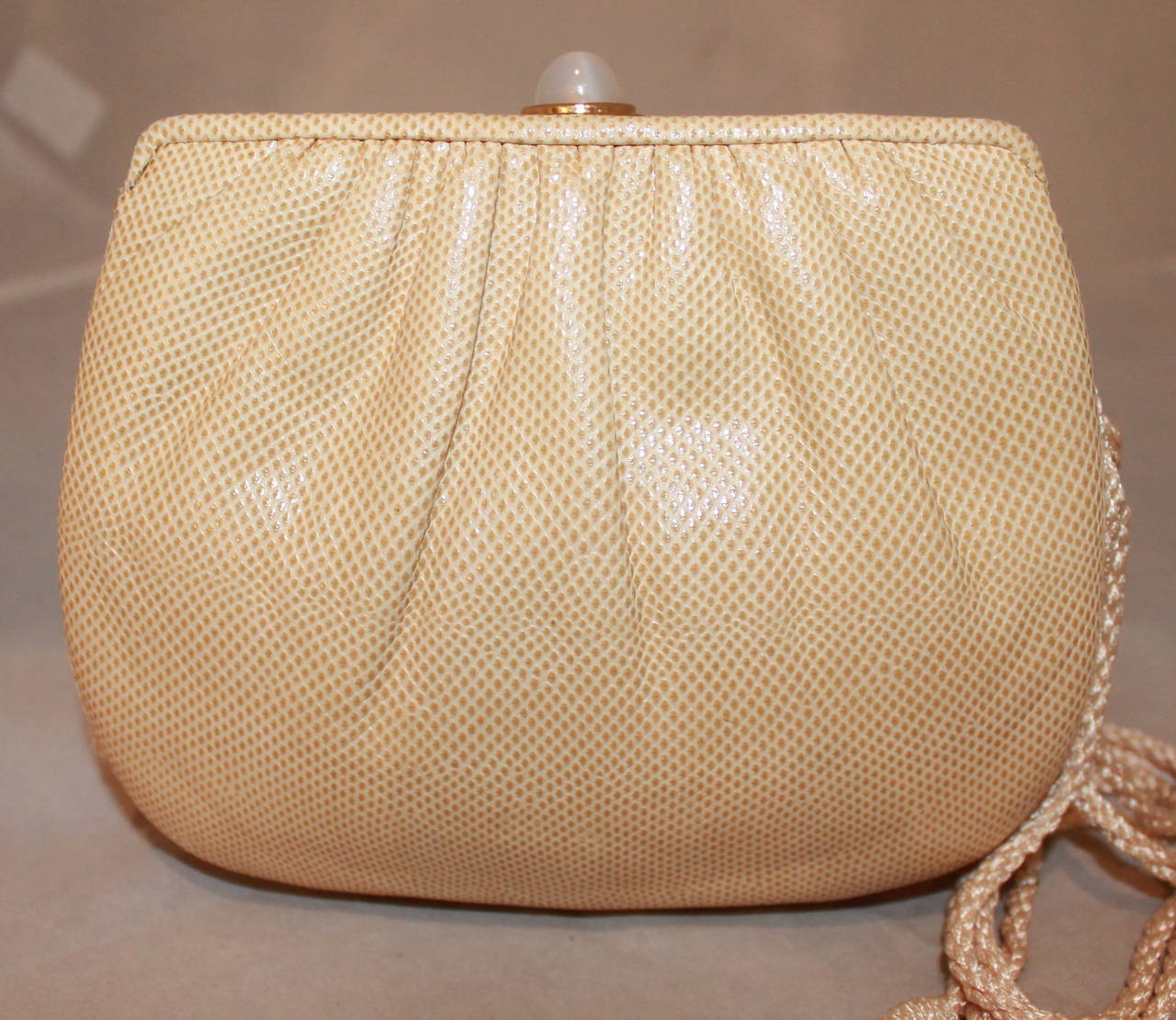 Judith Leiber Vintage Creme Karung Clutch & Crossbody - circa 1990s. This bag is in excellent condition and comes with a comb. The gold threading on the comb has been frayed.

Measurements:
Length- 5.5
