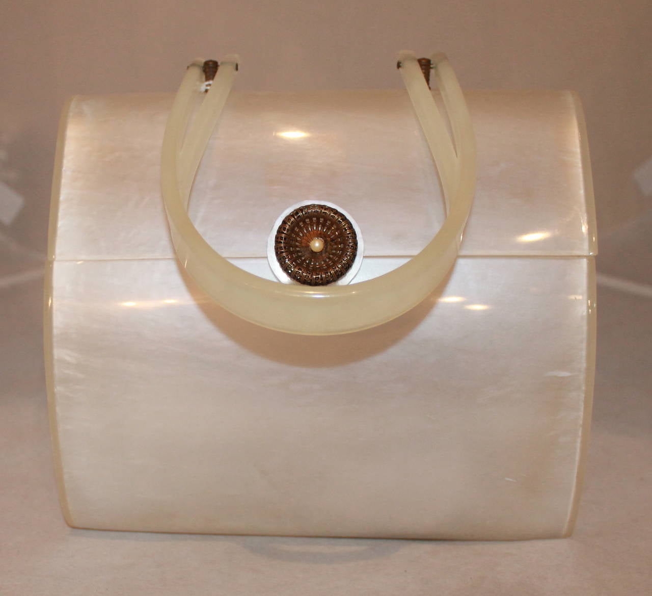 Wilardy Vintage Large White Frosted Lucite Handbag - circa 1950s. This vintage handbag is in excellent condition. Lucite bags are often not found in such a large size, this is a rare piece.

Measurements:
Length- 8
