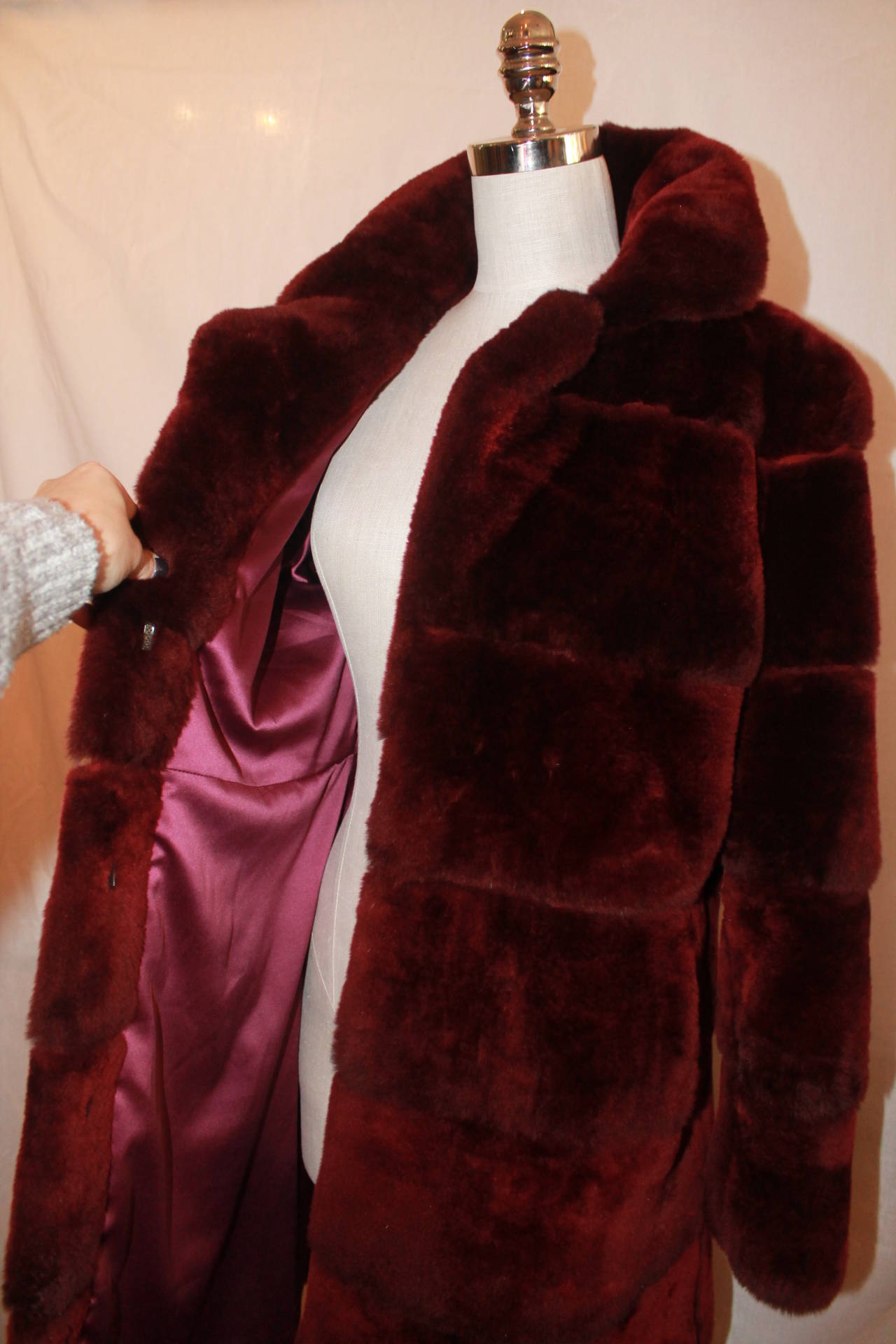 Olivia Preckel Burgundy Beaver Fur Coat - New - M In Excellent Condition In West Palm Beach, FL