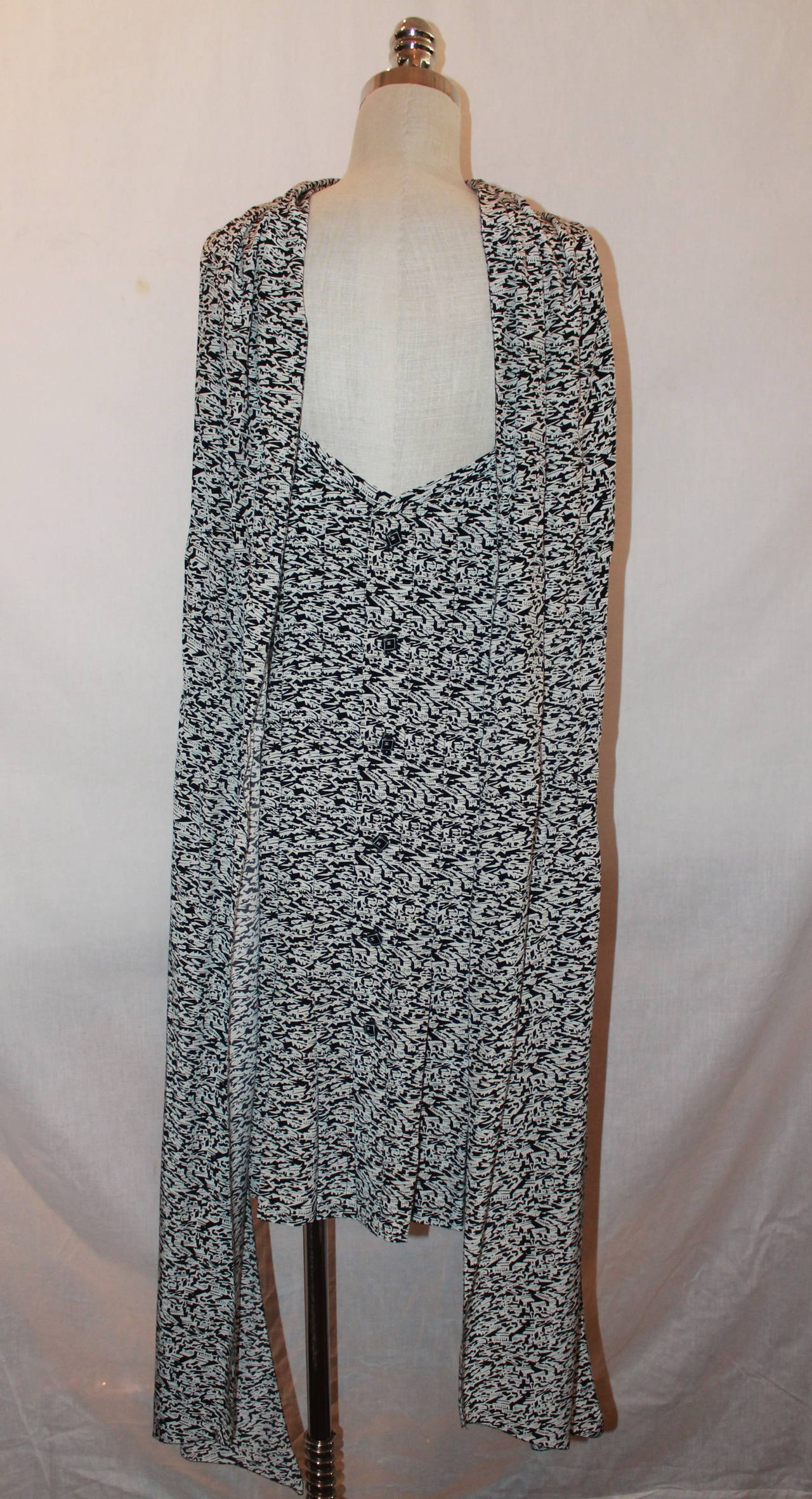 Chanel Black & White Printed Shawl Dress- 40 In Excellent Condition In West Palm Beach, FL