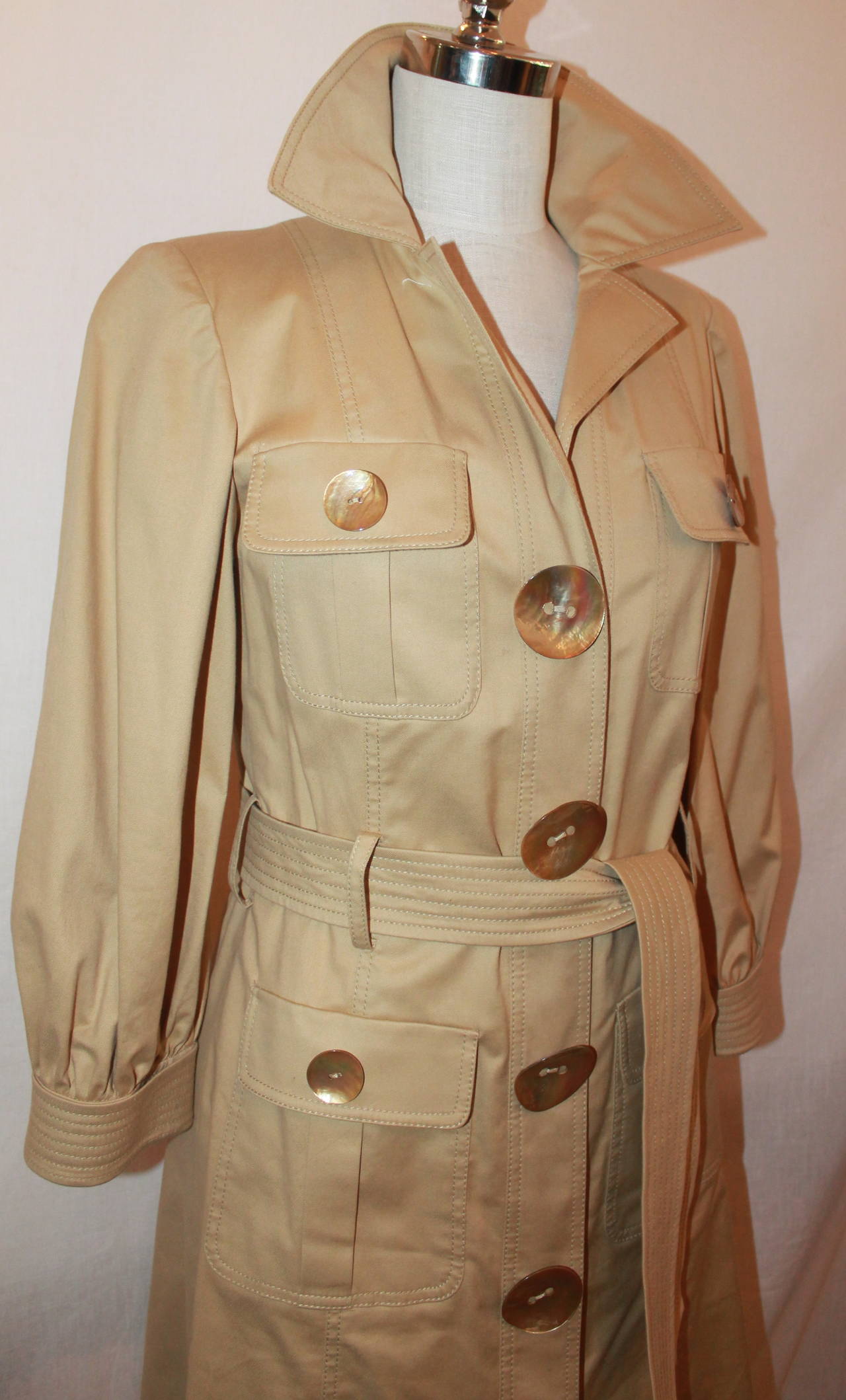 Oscar De La Renta Beige Cotton Trench Coat - 4. This coat is in excellent condition and has mother of pearl buttons. 

Measurements:
Bust- 36