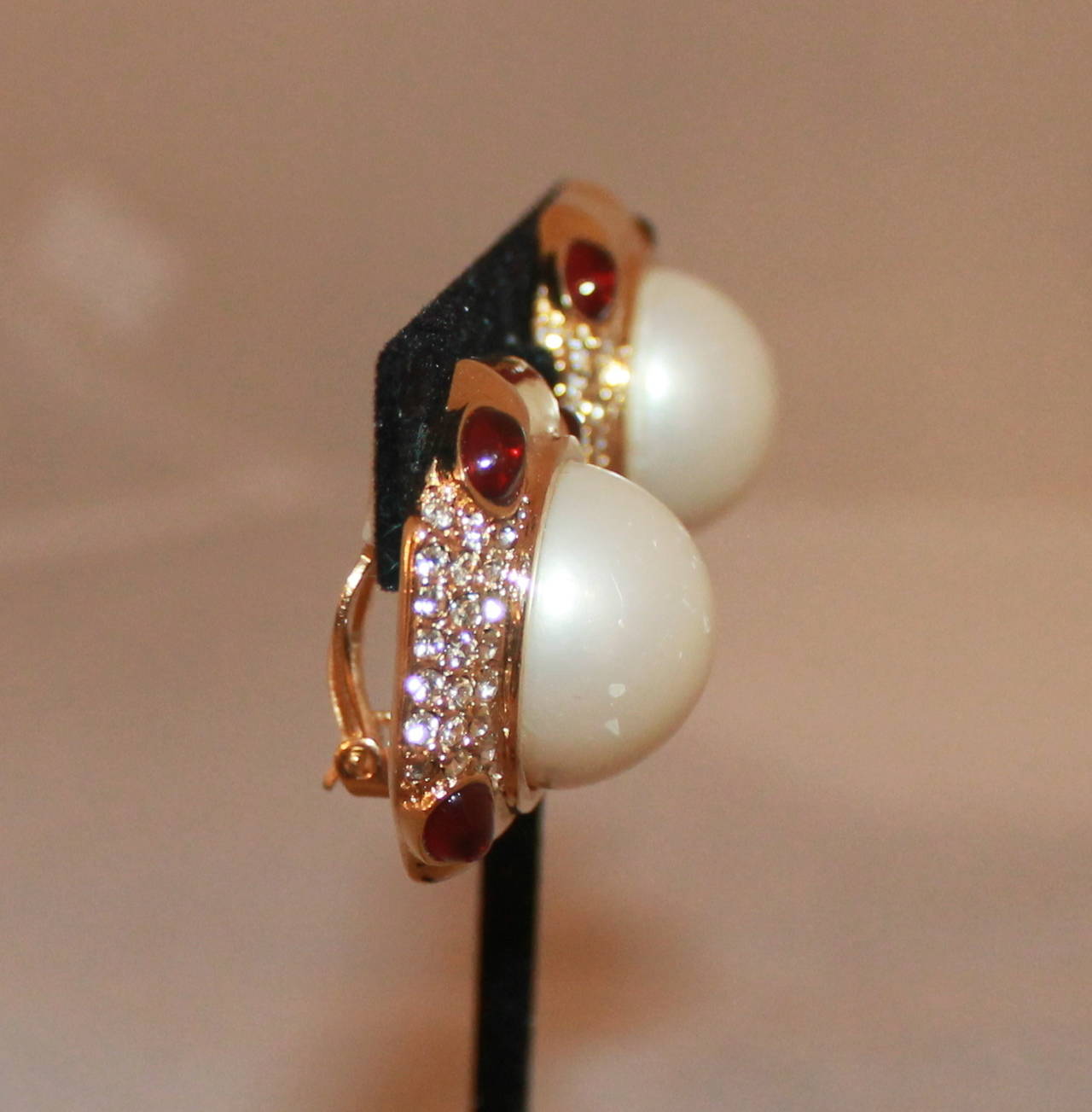Ciner Vintage Mabe Pearl & Rhinestone Clip Earrings - circa 1980s. These earrings are in excellent condition.

Length- 1.25
