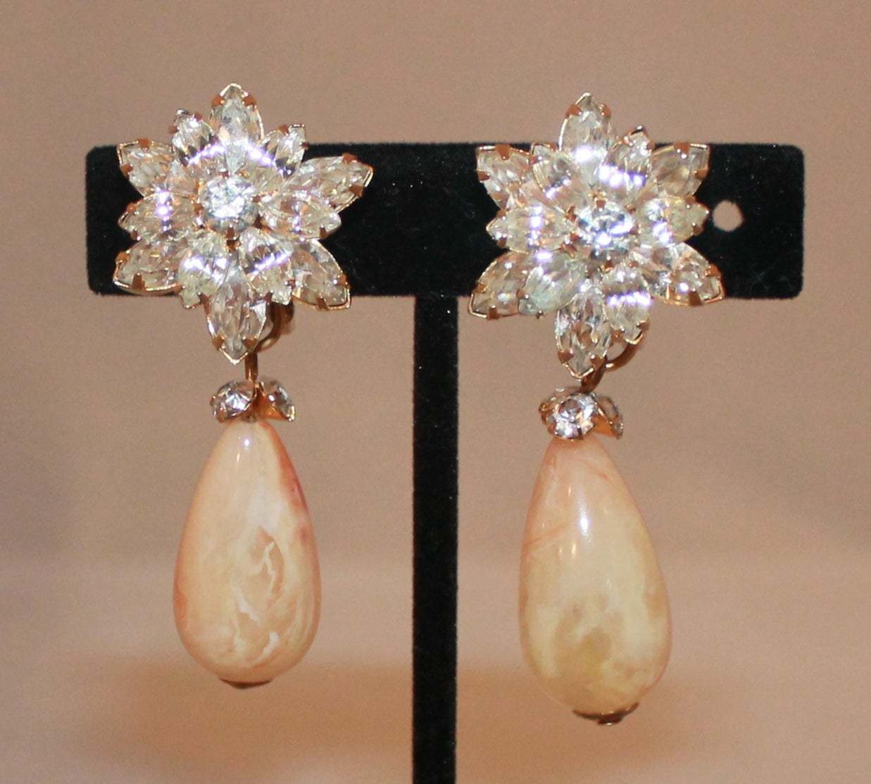 Vintage Agate Stone & Rhinestone Clip Earrings - circa 1980s. These earrings are in excellent condition.

Length- 2.25