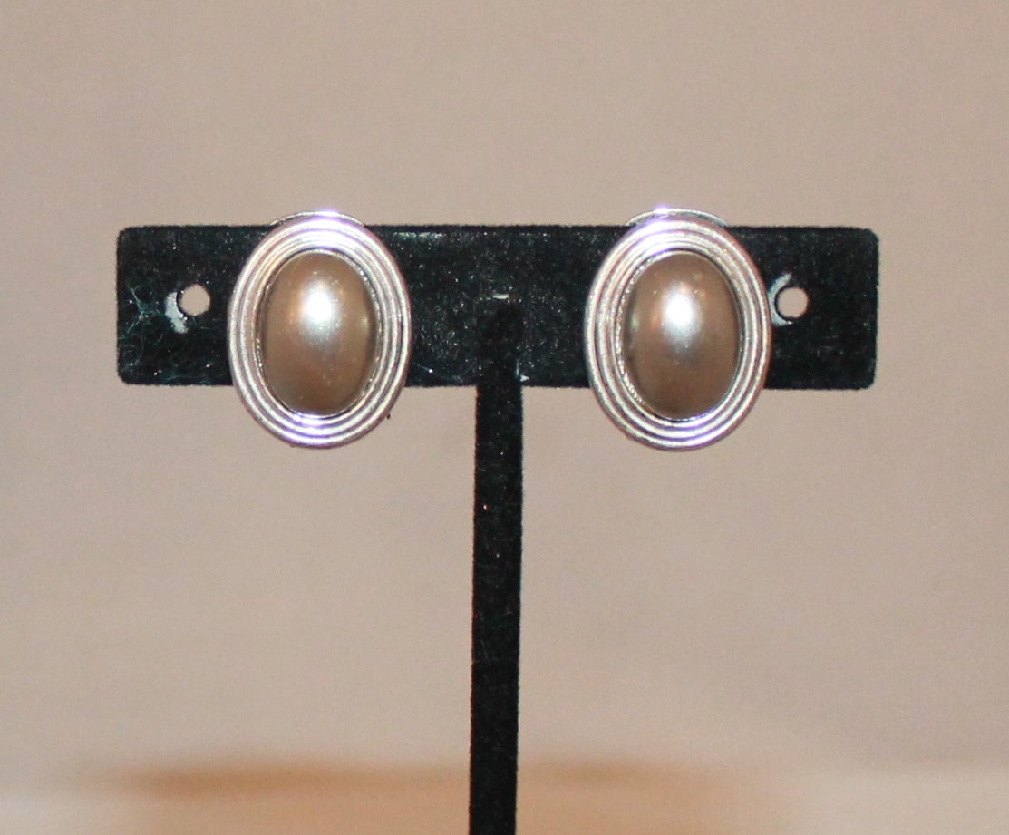 Christian Dior Vintage Mabe Graue Perlenohrringe - ca. 1980er Jahre. Diese Ohrringe sind in sehr gutem Zustand. 

Länge- 0,75