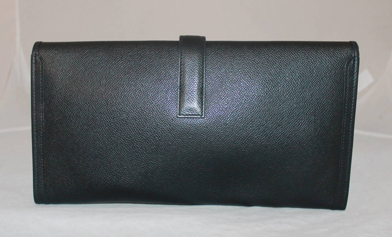 Hermes Black Epsom Leather Elan Jige Handbag - circa 2011. This Jige is in excellent condition and comes with the duster.

Measurement:
Length- 6