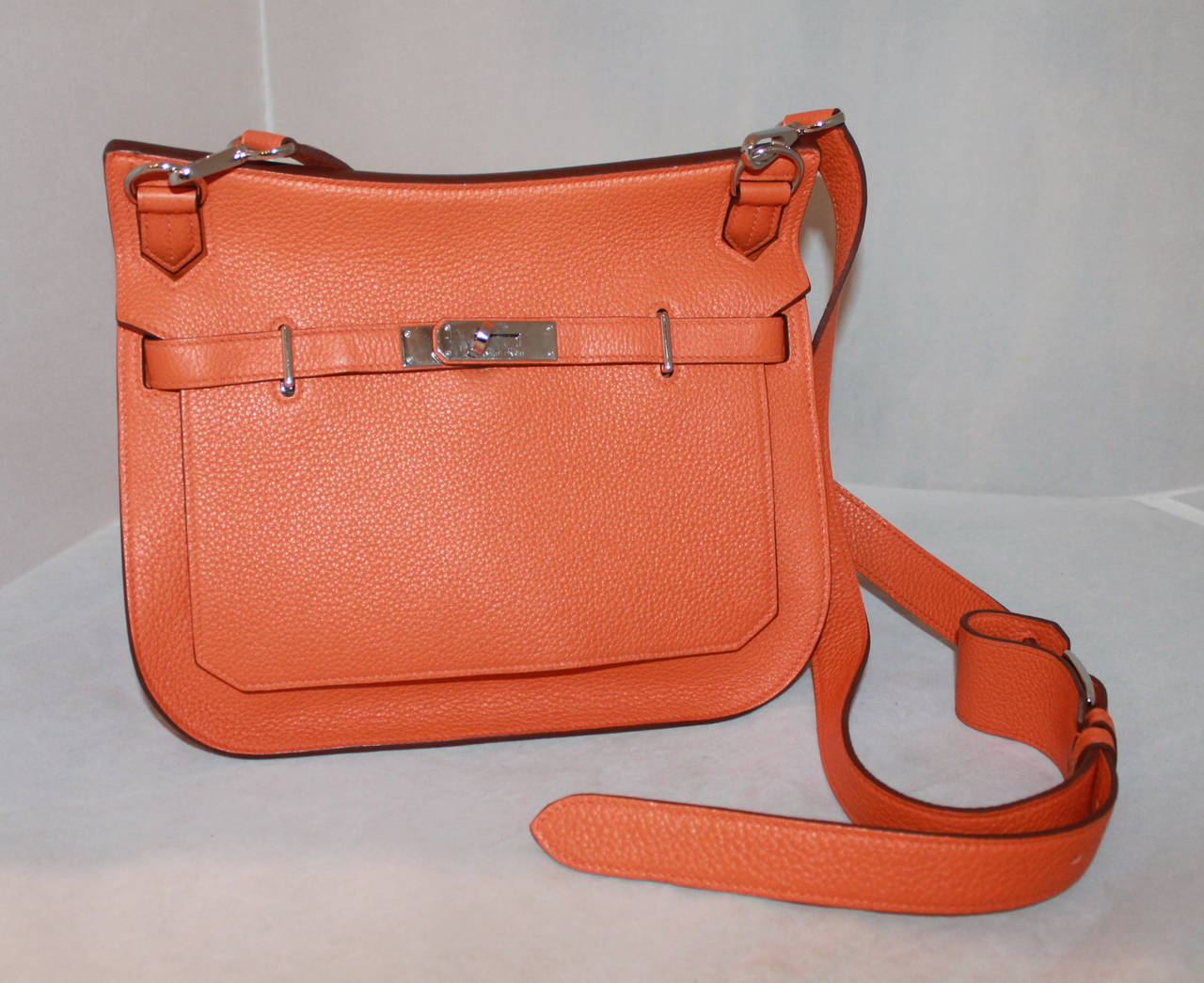 Hermes Orange Crossbody Jypsiere 28 cm - circa 2012. This handbag is in excellent condition and comes with a box, duster, and components. It has some scuffing on the hardware.

Measurements:
Length- 8.75