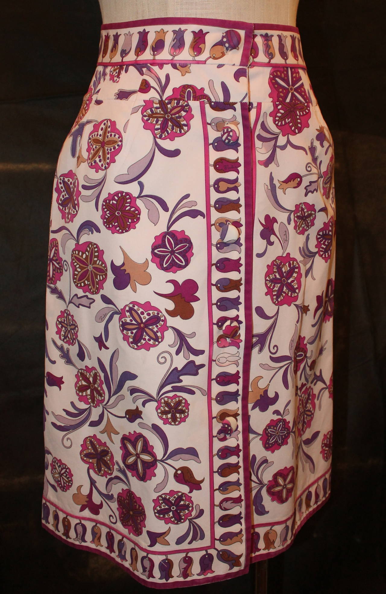 Pucci Vintage Pink, Purple, White Floral Print Skirt - circa 1960s - S. This skirt is in very good vintage condition. It is a vintage size 10.

Measurements:
Waist- 27.5"
Hips- 35"
Length- 24"